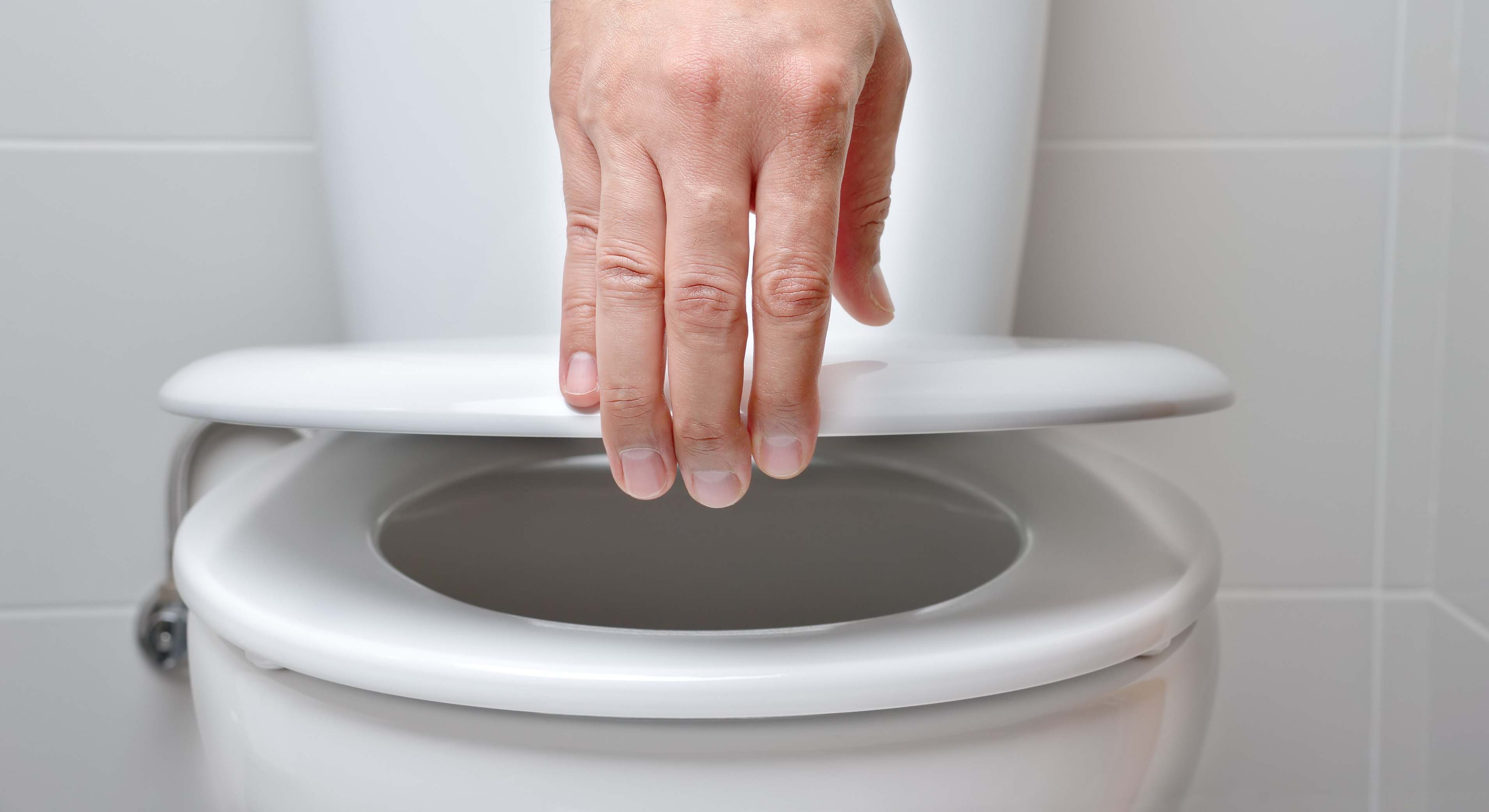 Una persona cierra la tapa del inodoro. / Foto: iStock