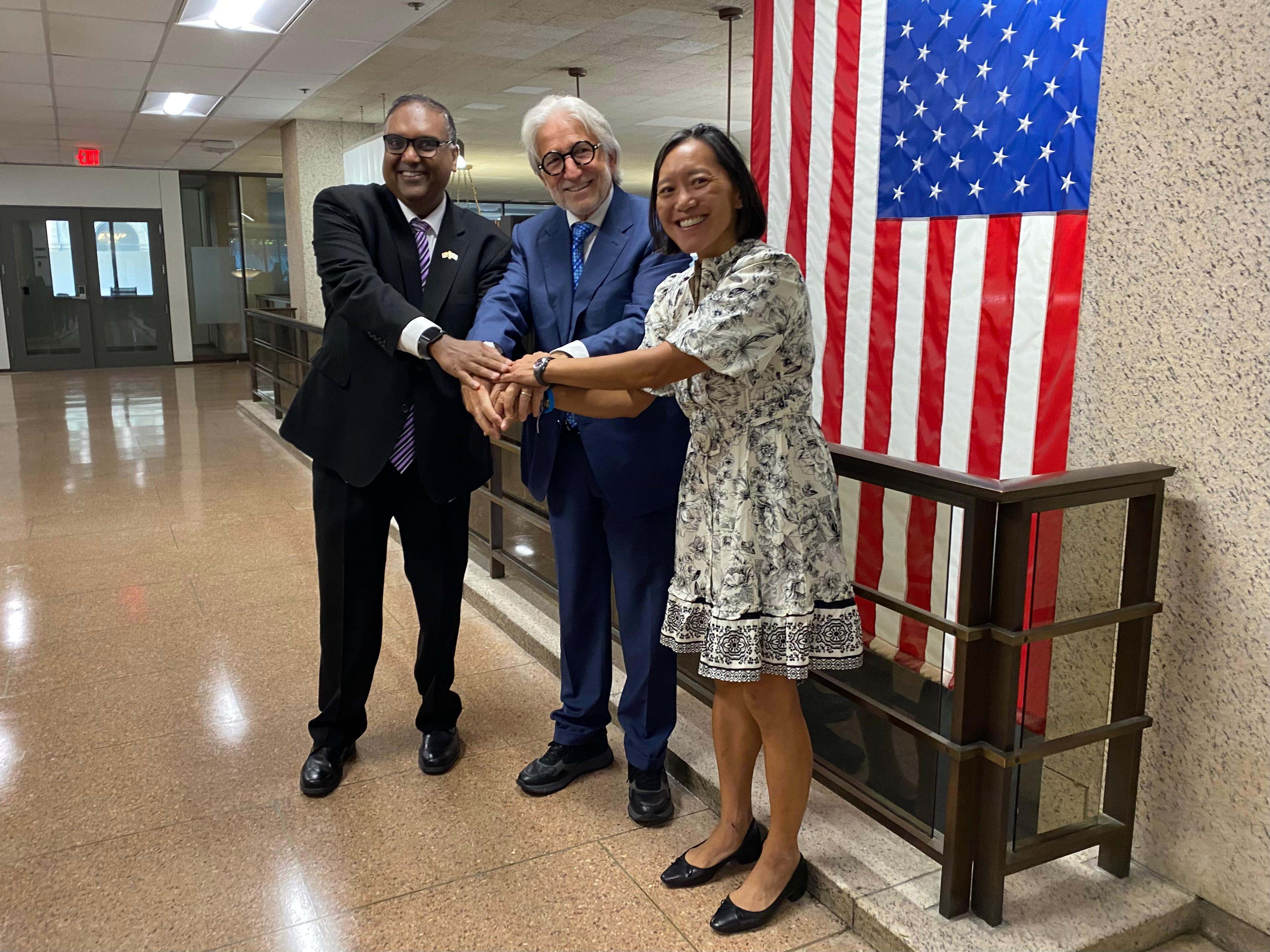 El director ejecutivo de la Oficina de Inversión y Comercio Internacional de Massachusetts (MOITI), Jeevan Ramapriya; el presidente de Foment del Treball, Josep Sánchez Llibre, y la secretaria de Desarrollo Económico del Gobierno de Massachusetts, Yvonne