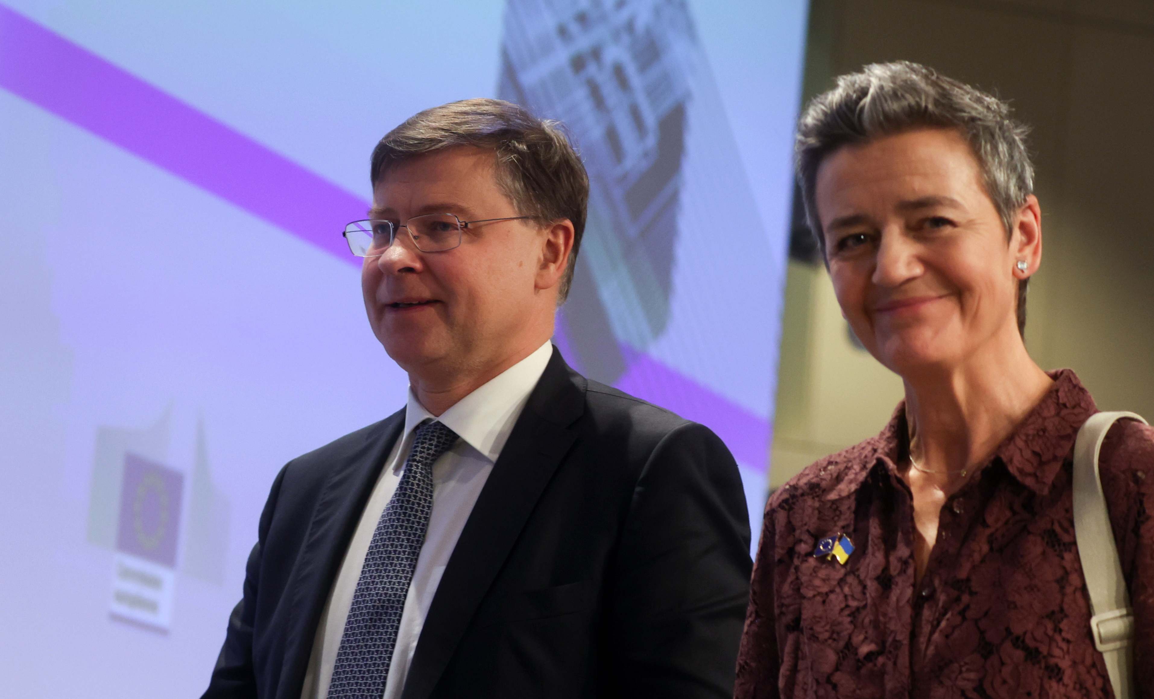 El vicepresidente económico de la Comisión Europea, Valdis Dombrovskis y la vicepresidenta de la Comisión Europea, Margrethe Vestager.
