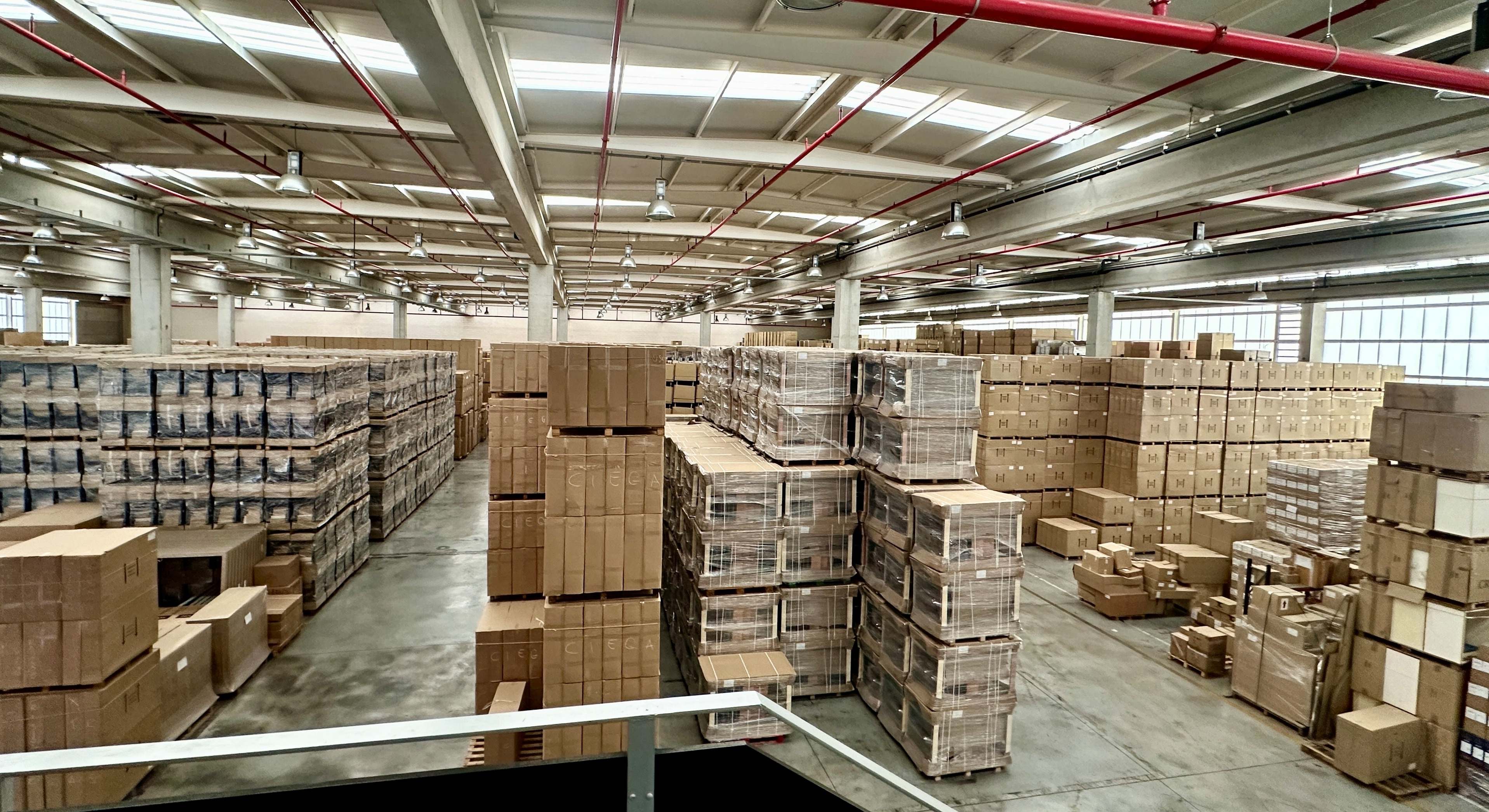 Interior del actual centro logístico de la Generalitat Valenciana en Ribarroja