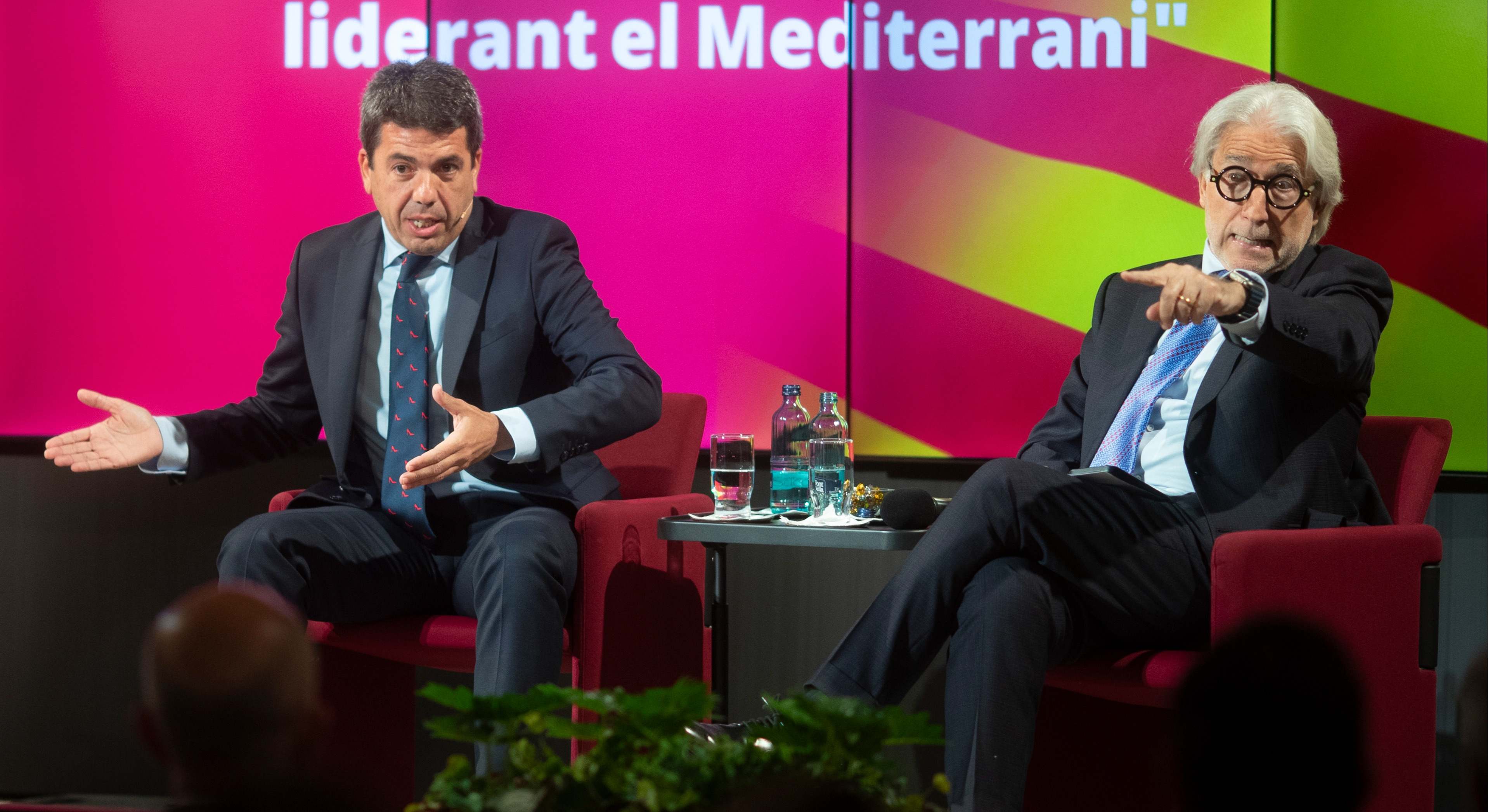 El presidente de la Comunidad Valenciana, Carlos Mazón (i), y el presidente de Foment del Treball, Josep Sánchez Llibre. EFE