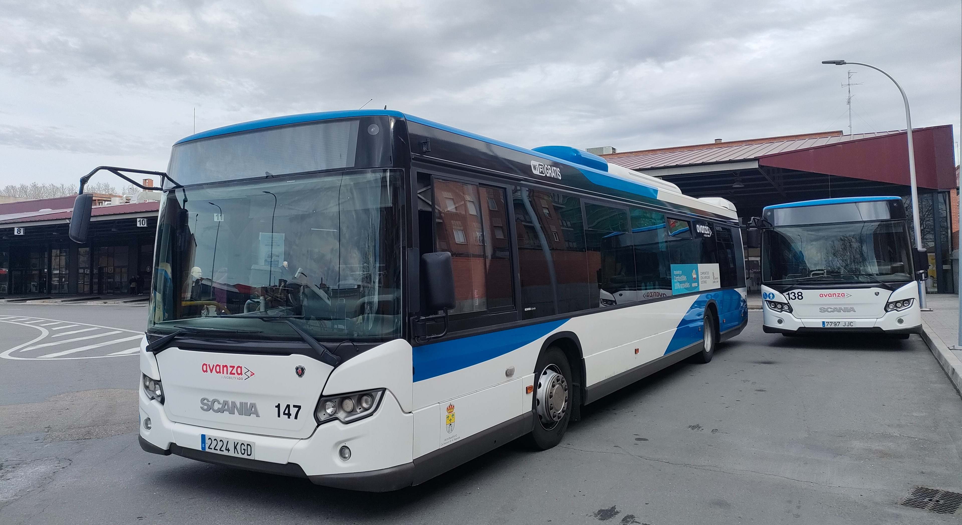Imagen de recurso de un autocar en una estación.