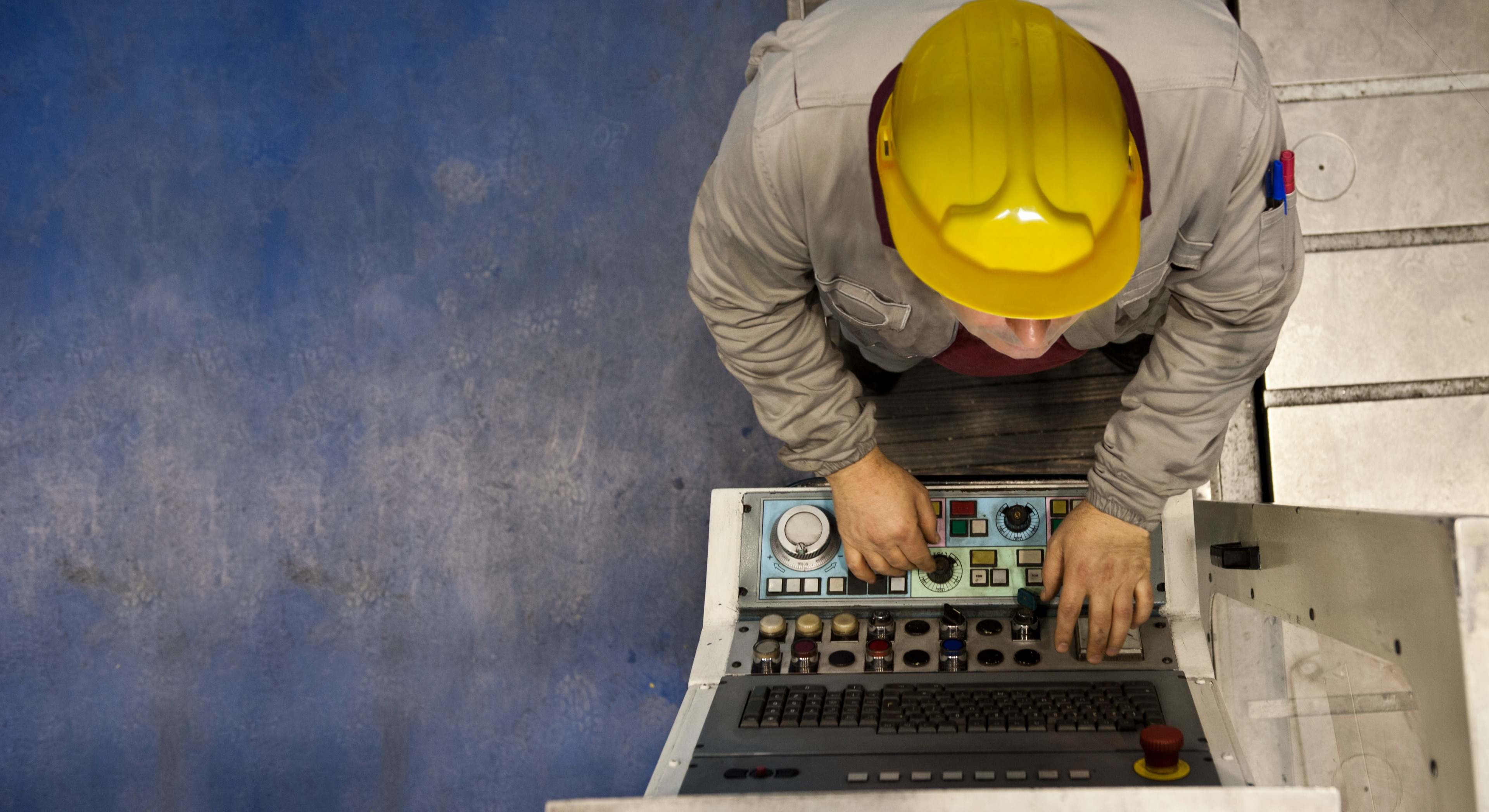 Trabajador en una fábrica. Foto: Europa Press