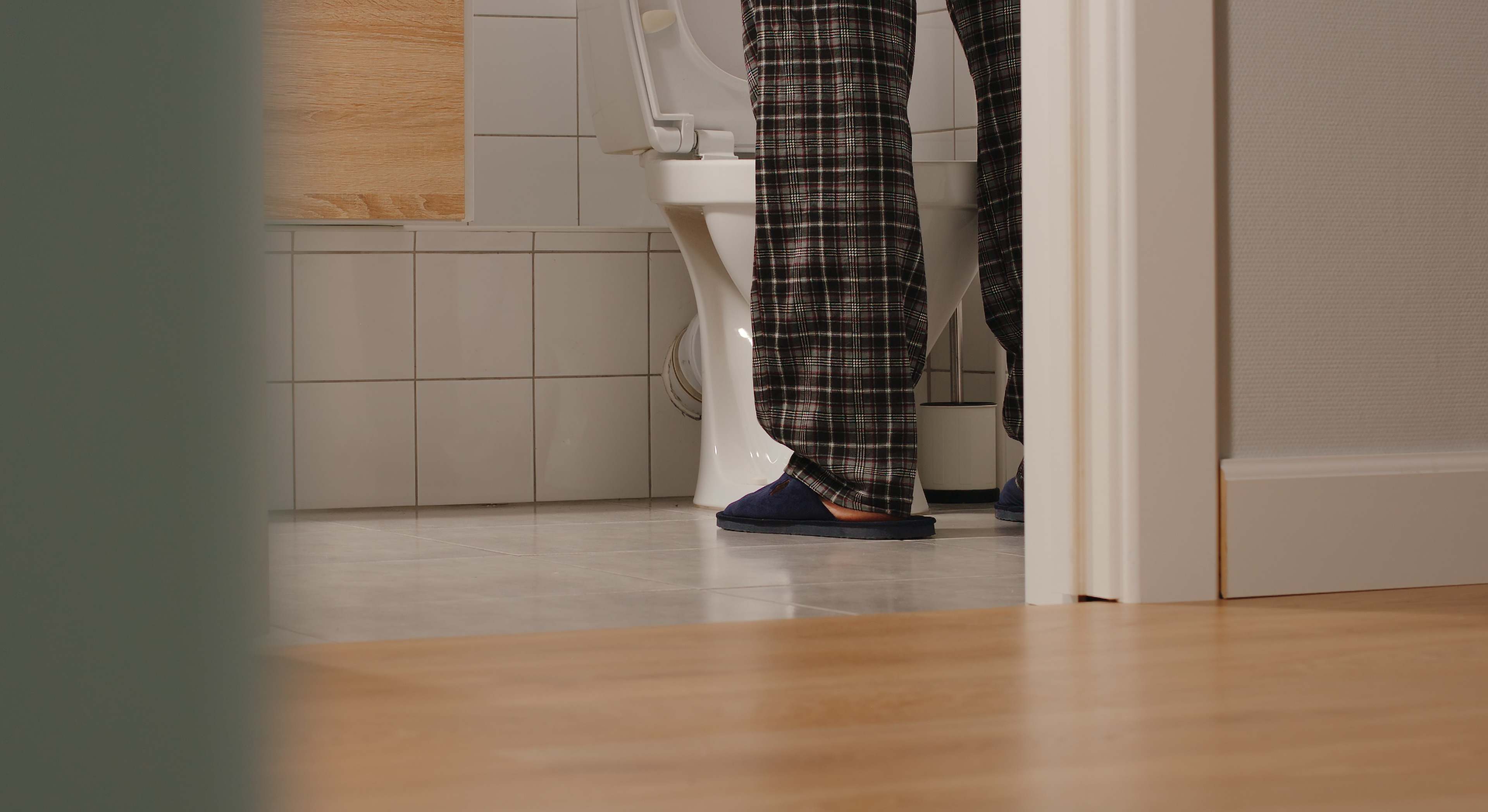 Persona en el baño orinando
