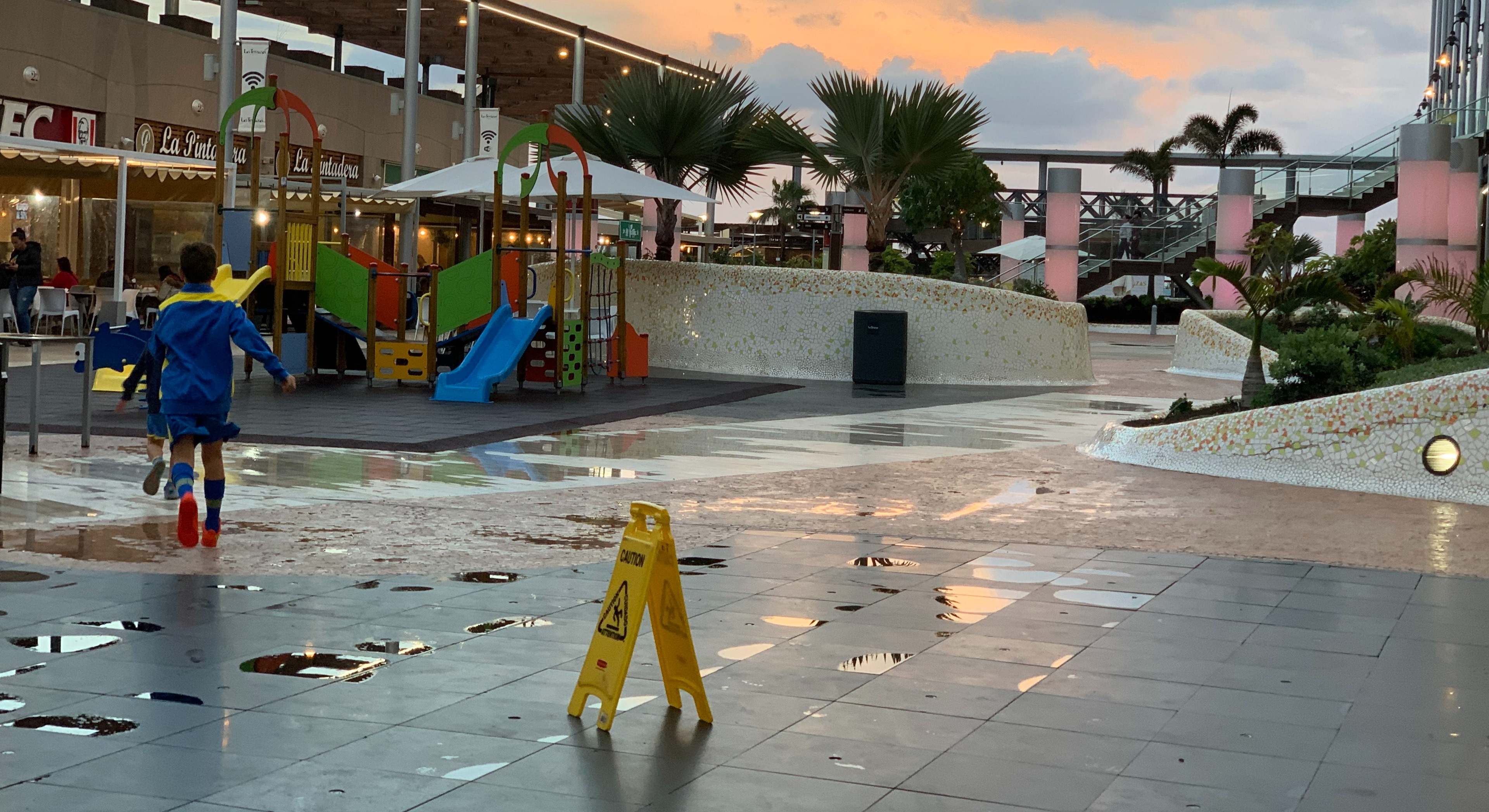 Imagen de recurso de un centro comercial en Gran Canaria un día de lluvia.