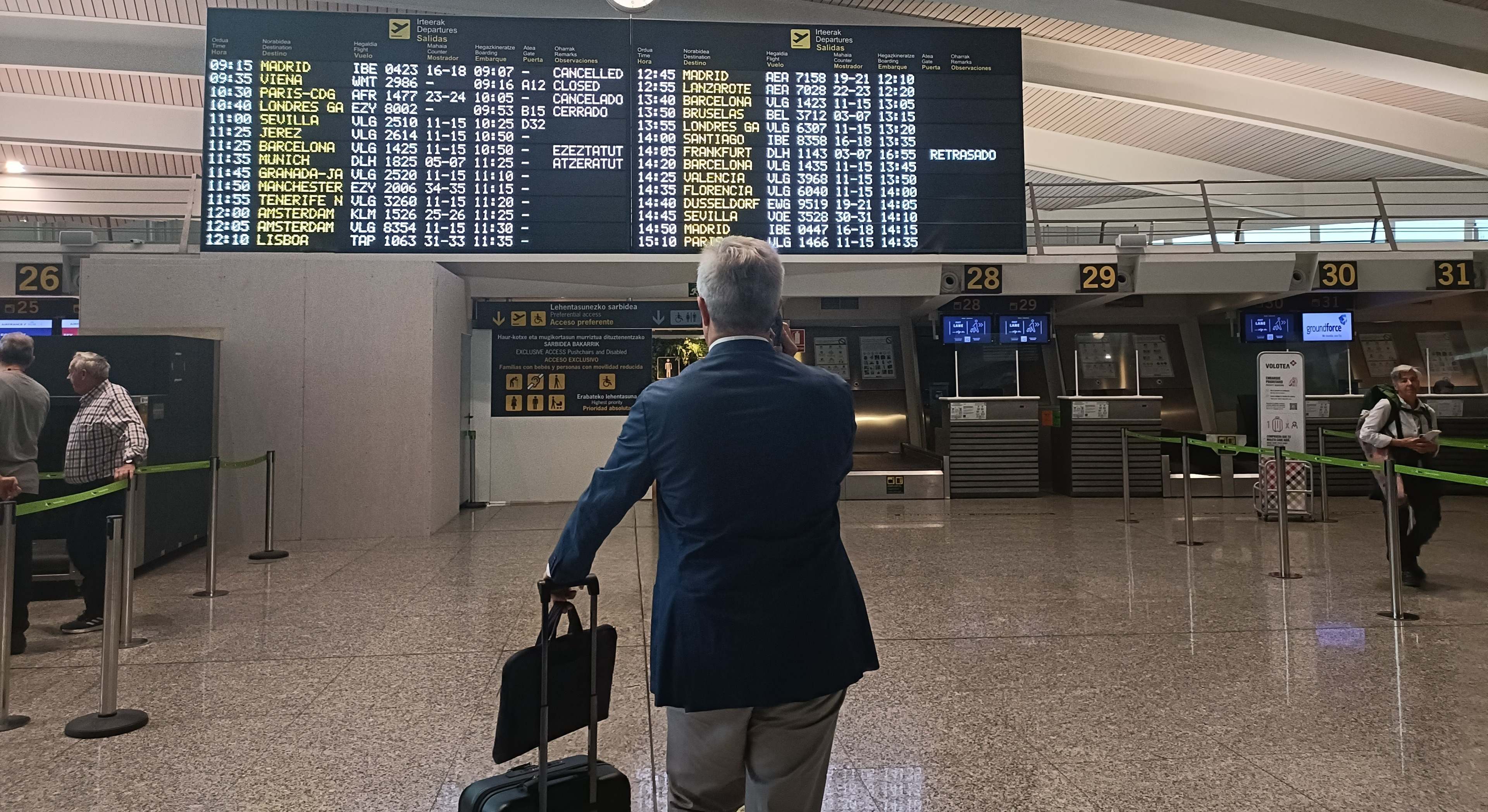 Un pasajero espera en el aeropuerto de Loiu.