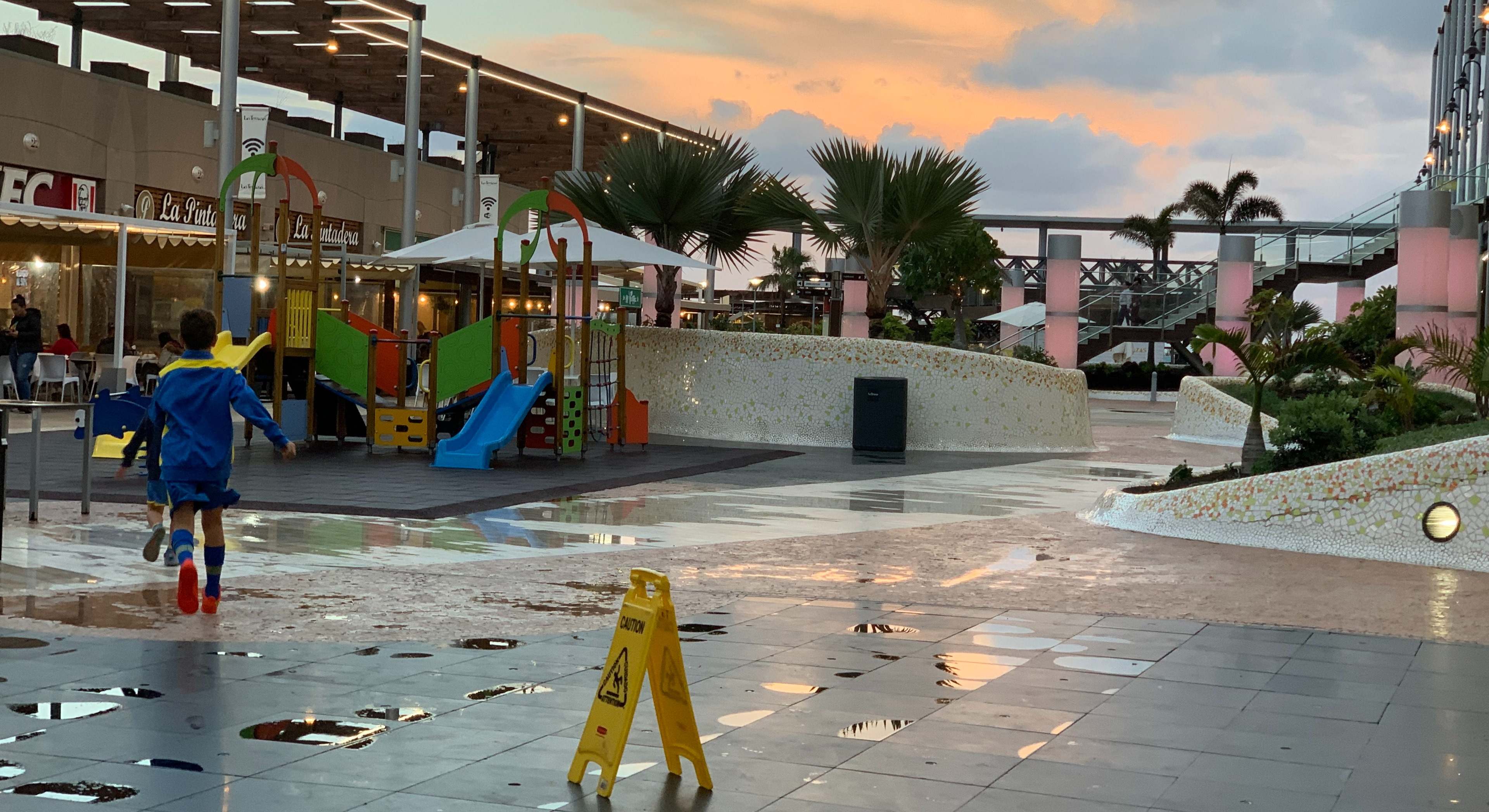 Centro Comercial Las Terrazas, en Gran Canaria, un día de lluvia con intervalos nubosos