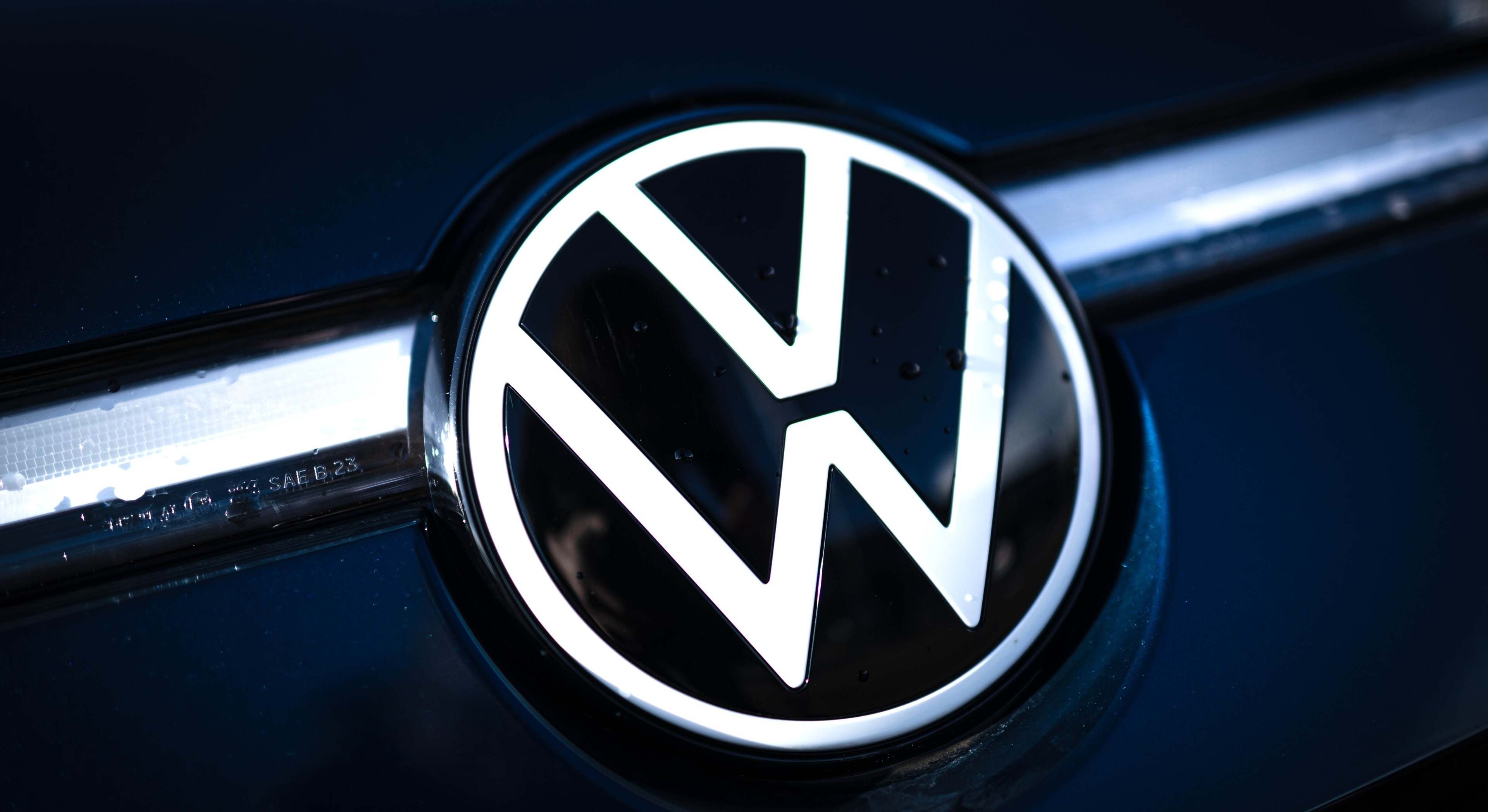 El logotipo de VW en un coche eléctrico en la planta de Emden. Foto: Sina Schuldt/dpa
