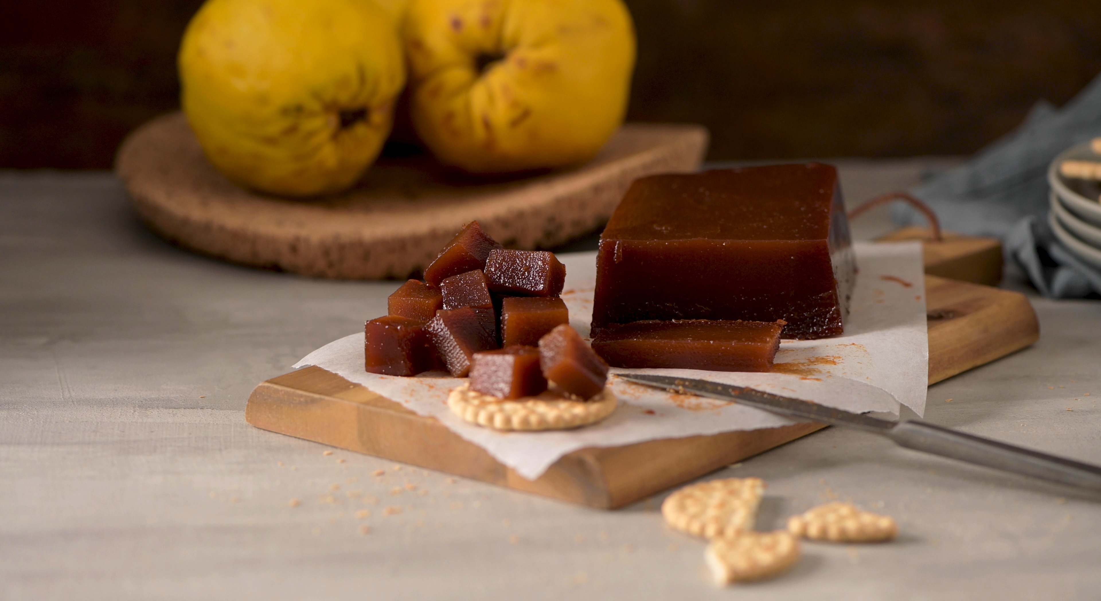 Dulce de membrillo y piezas de membrillo fresco