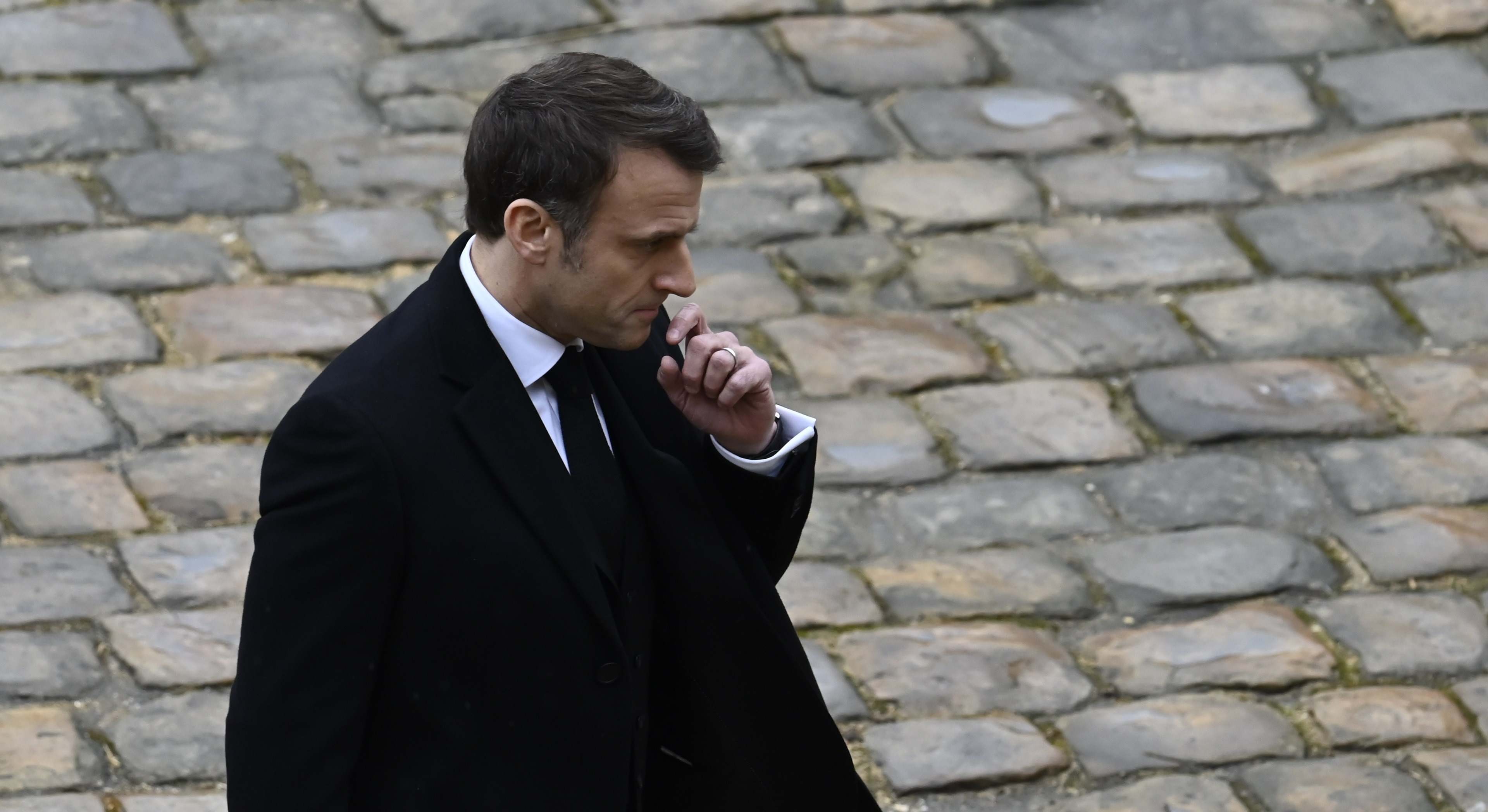 Emmanuel Macron camina por la calle