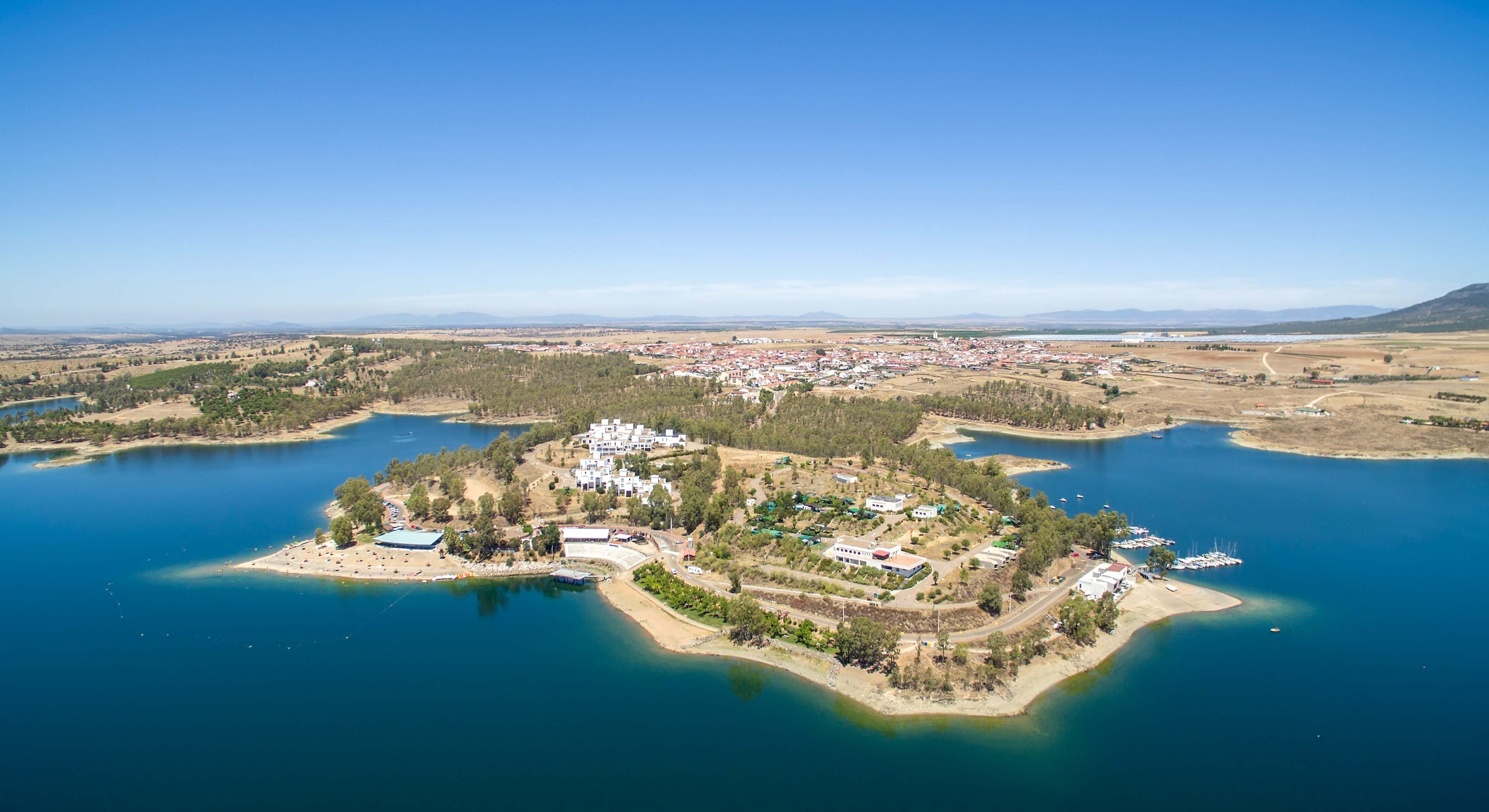 Uno de los pueblos más bonitos de España está en Extremadura: repleto de arquitectura renacentista y con una de las mejores playas