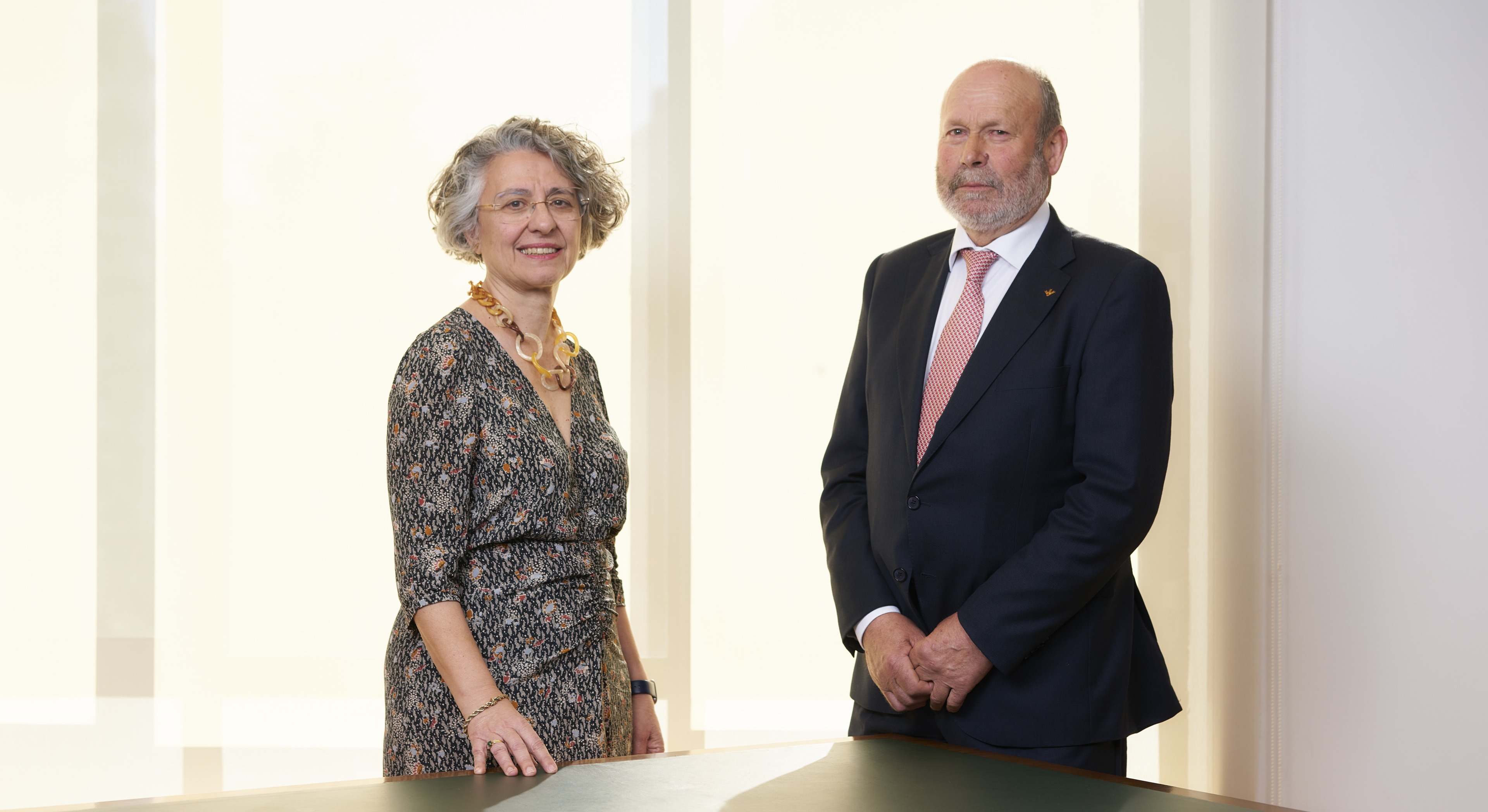 La directora general de Caja Rural de Salamanca, Isabel Martín (i), y el presidente de la entidad, Enrique Moronta (d)
