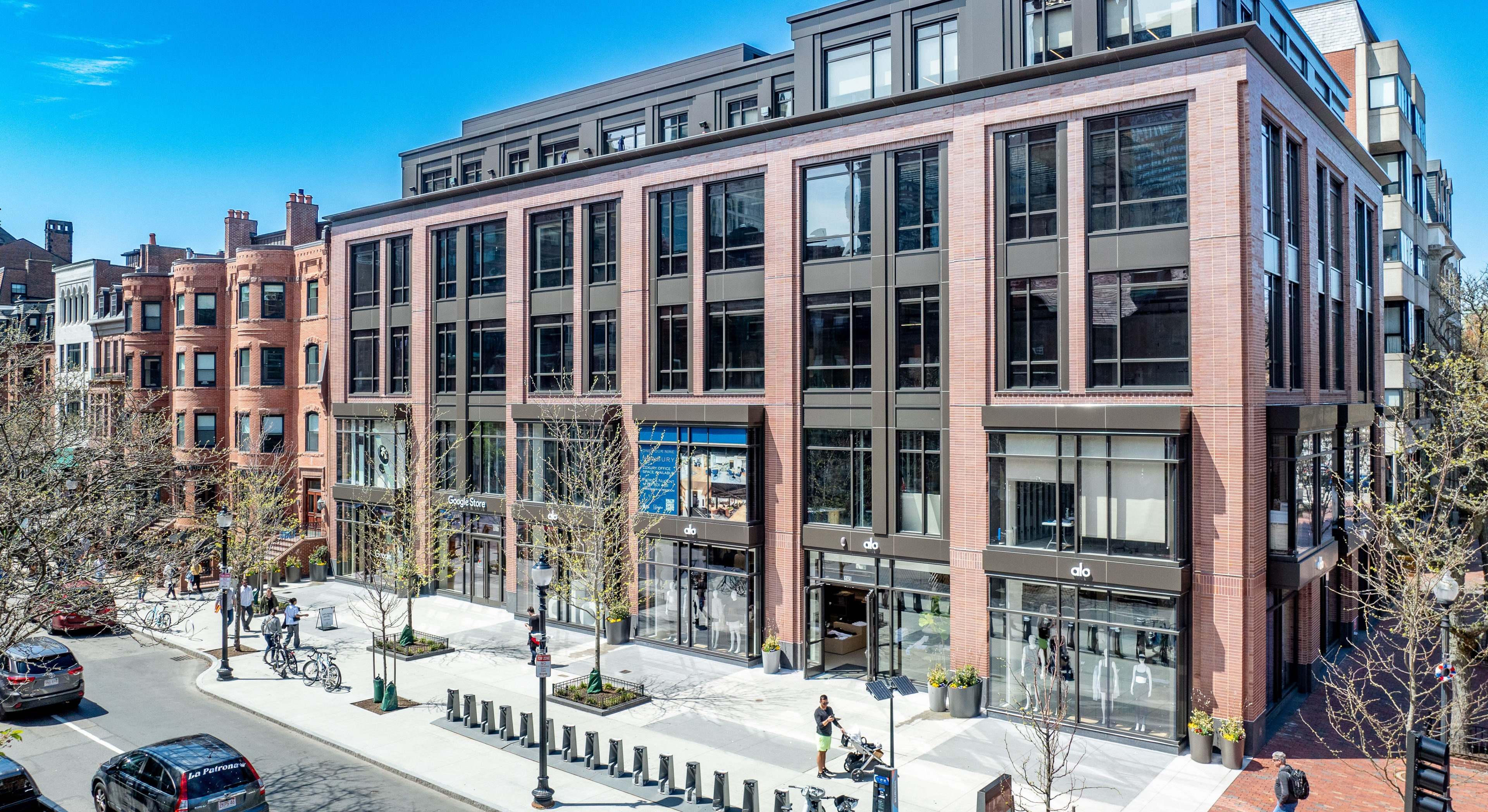 Se trata de un edificio de uso mixto con 4.226 metros cuadrados alquilables para oficinas