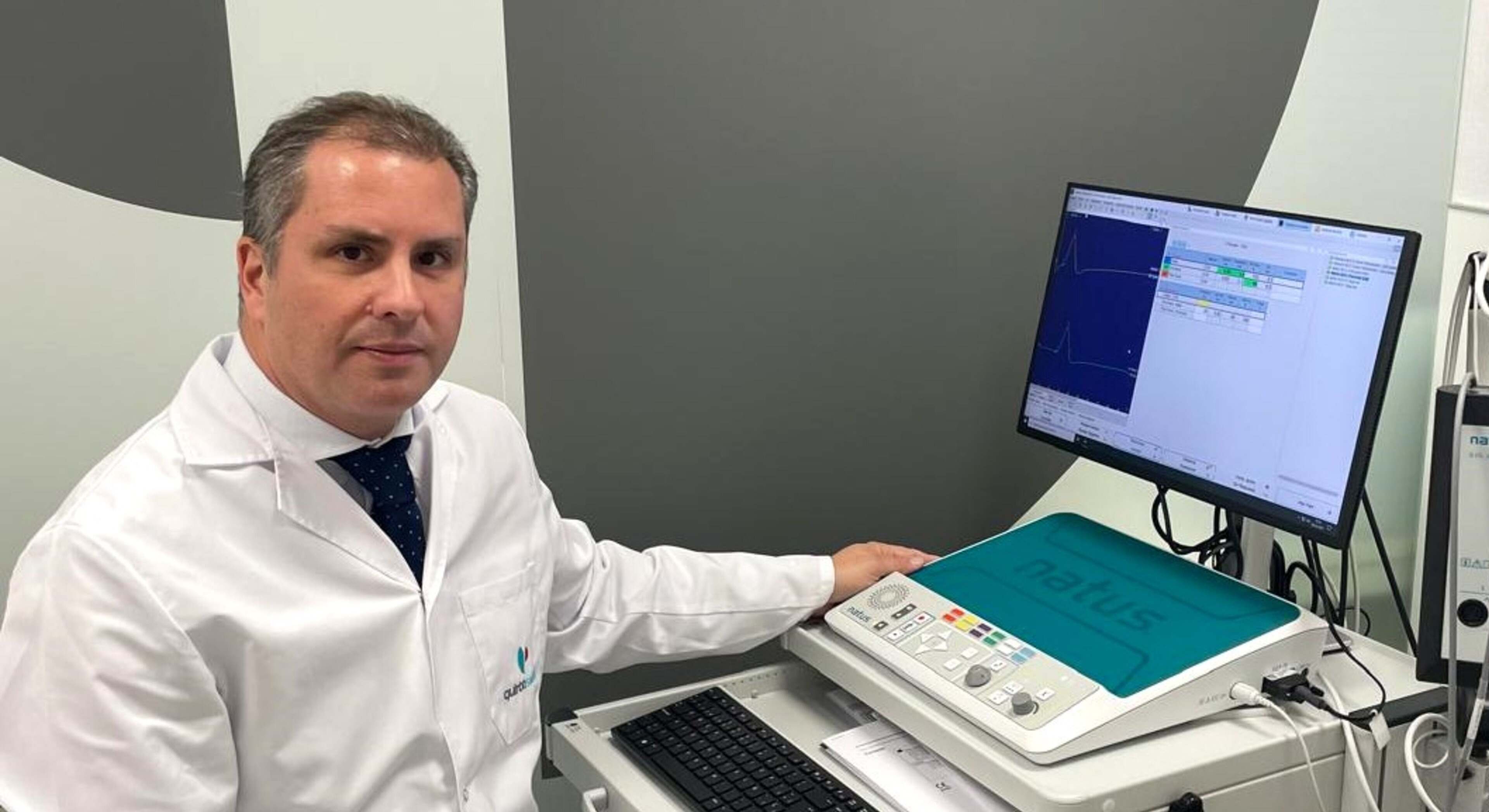 El doctor Javier Moreno junto al electromiógrafo en consulta.