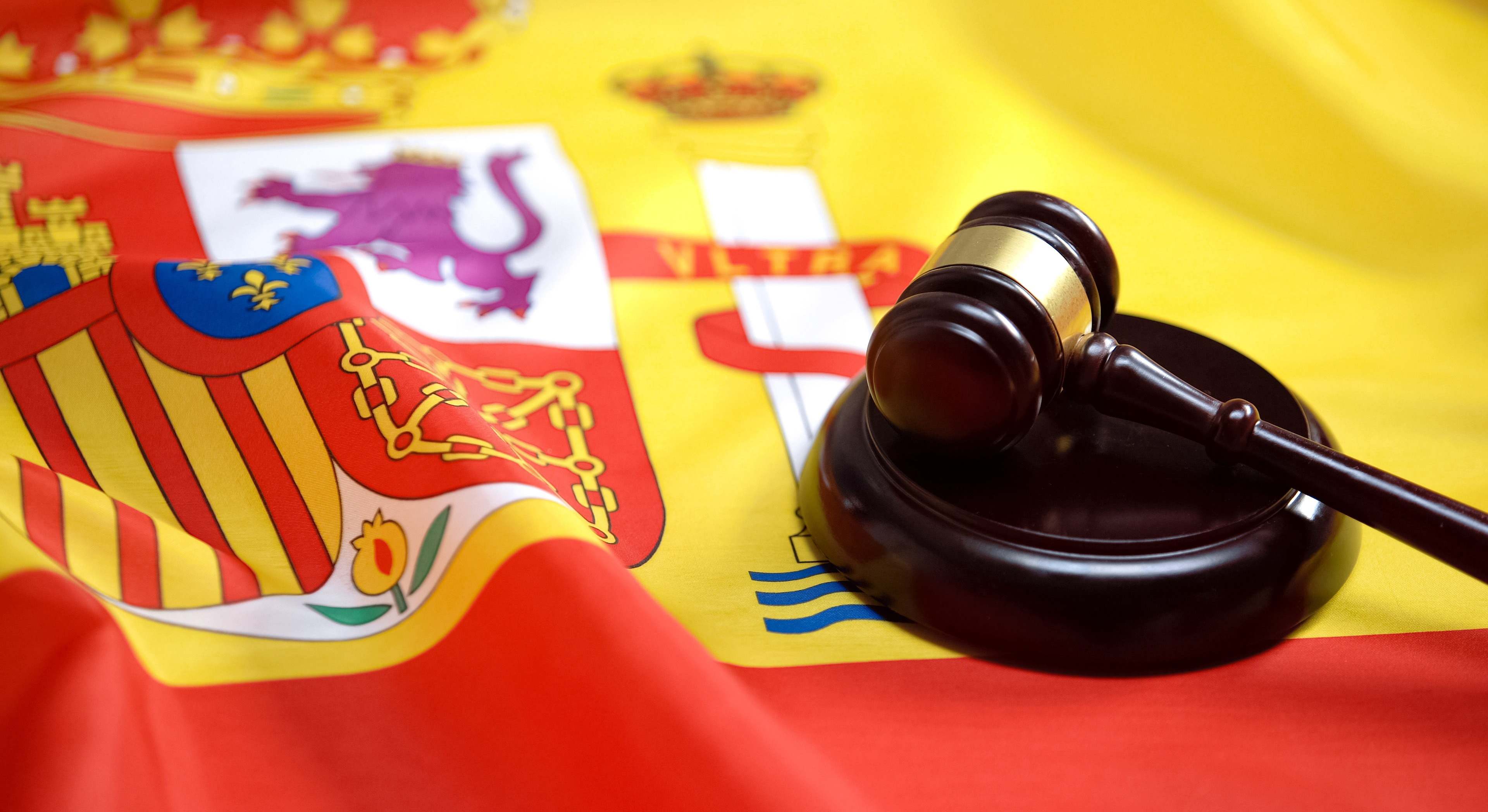 Mazo de un juez sobre la bandera de España