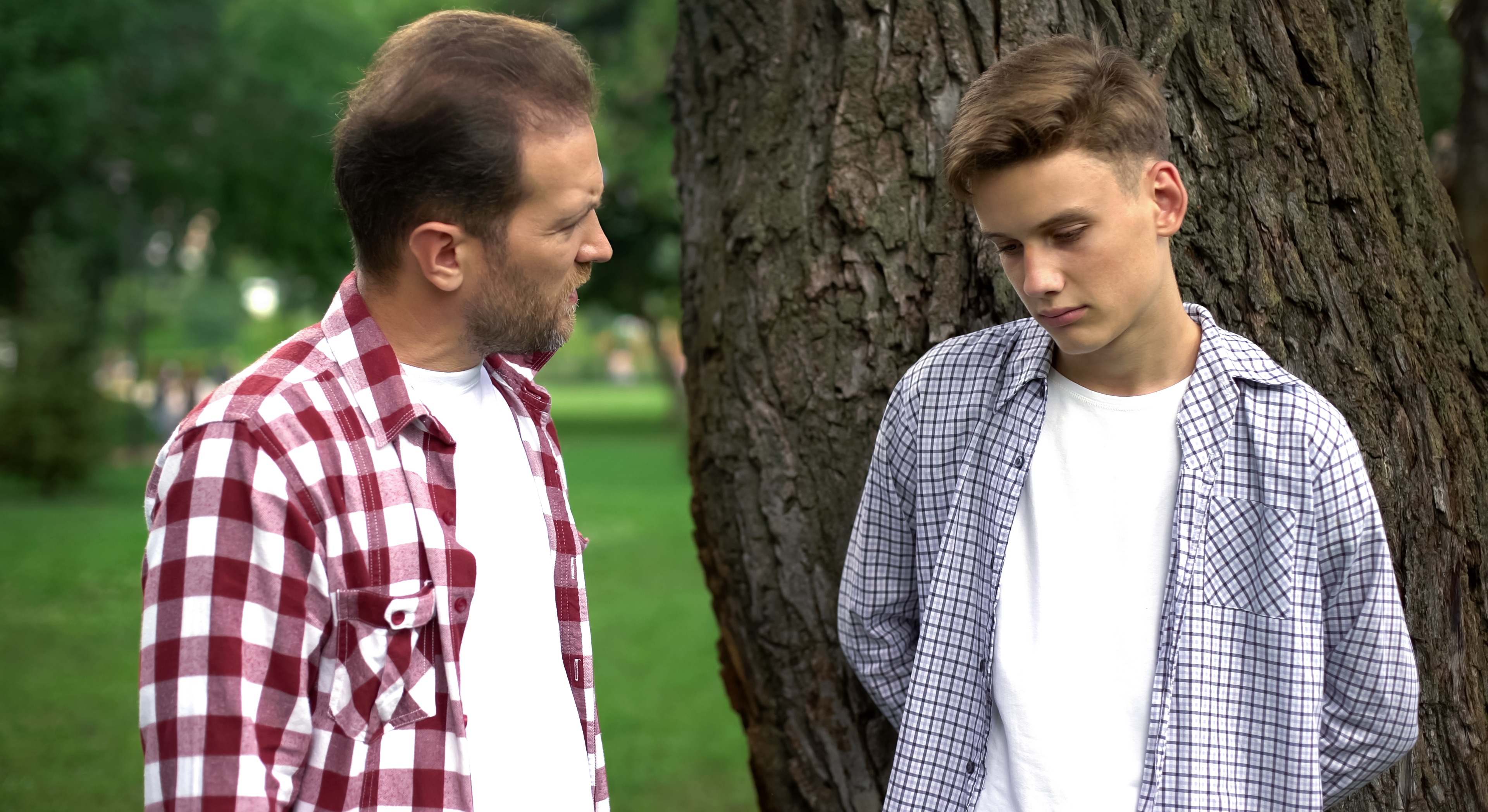 Joven desvía la mirada al hablar con su padre