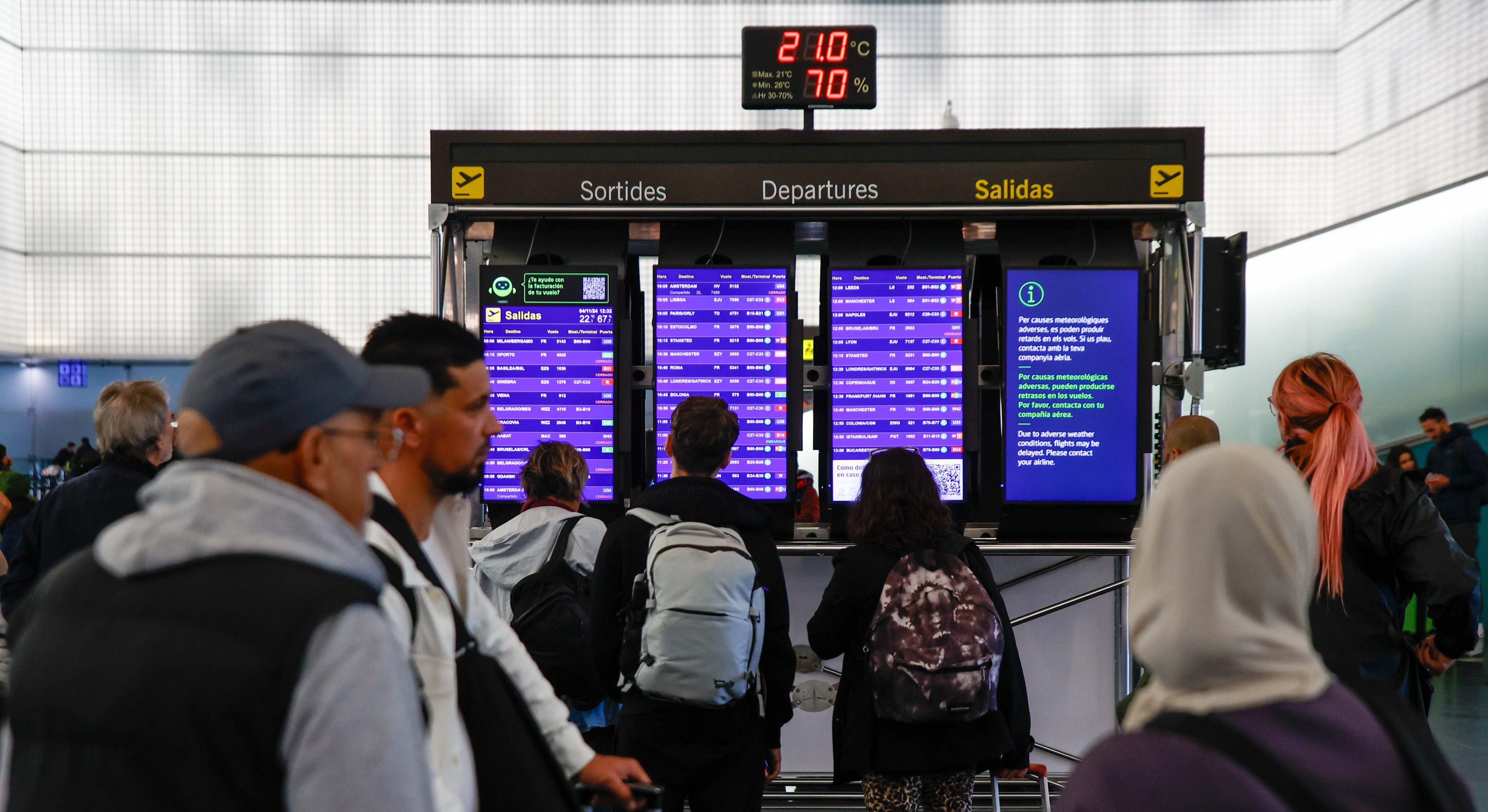 Viajeros afectados por los vuelos cancelados en el aeropuerto de Barcelona.