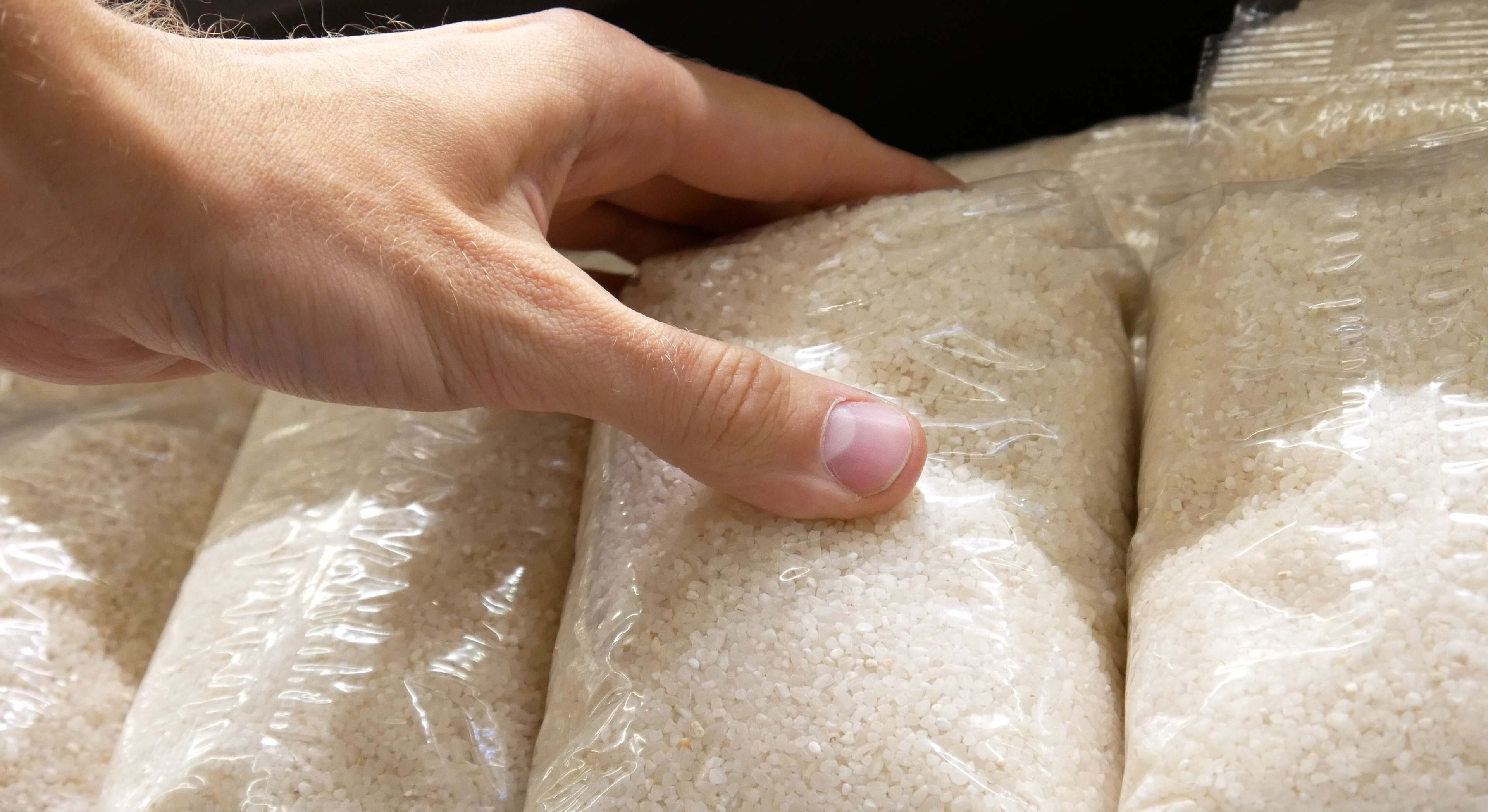 Paquete de arroz en el supermercado. / Foto: iStock
