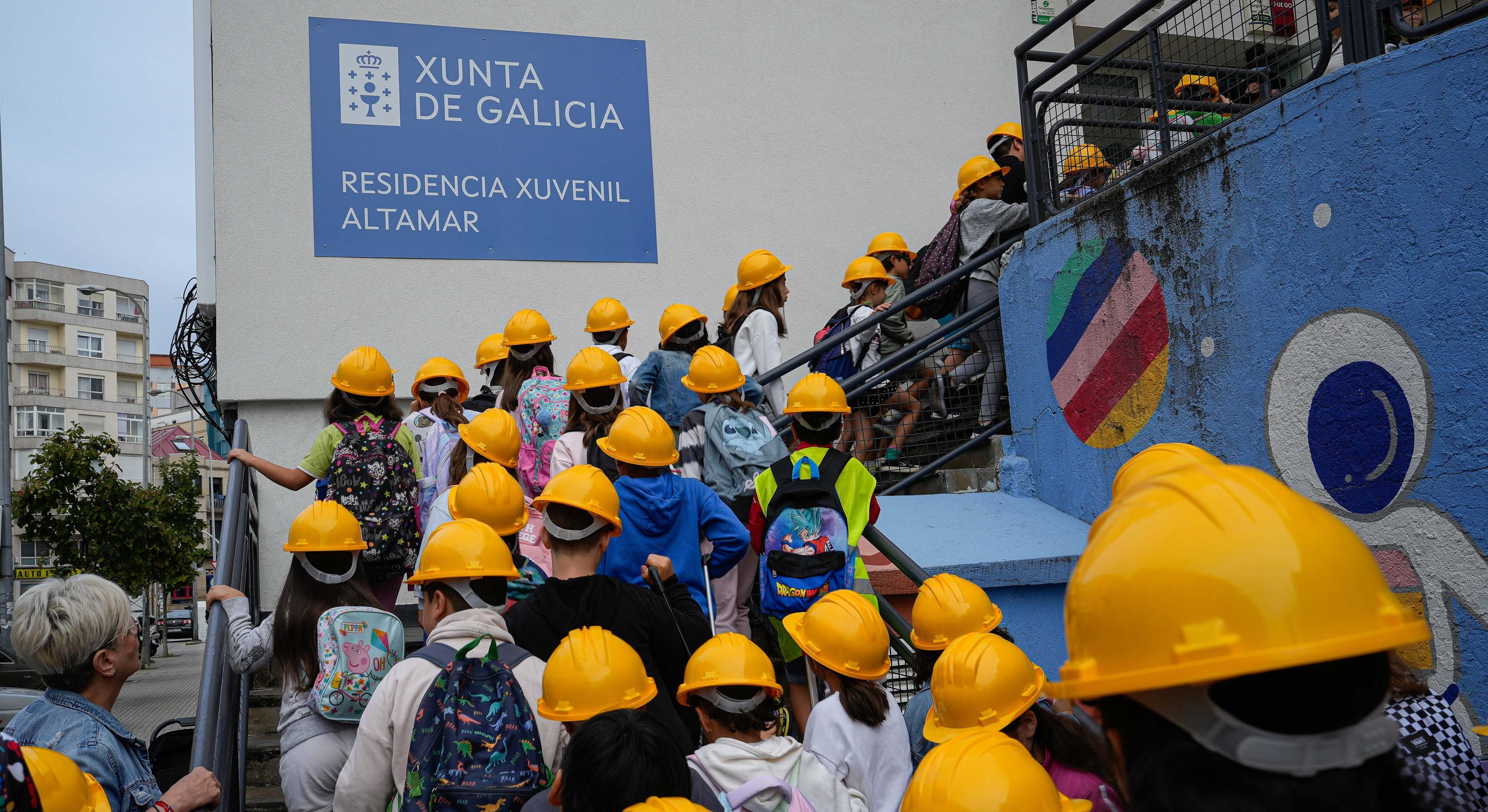 Niños acudiendo con casco al colegio.