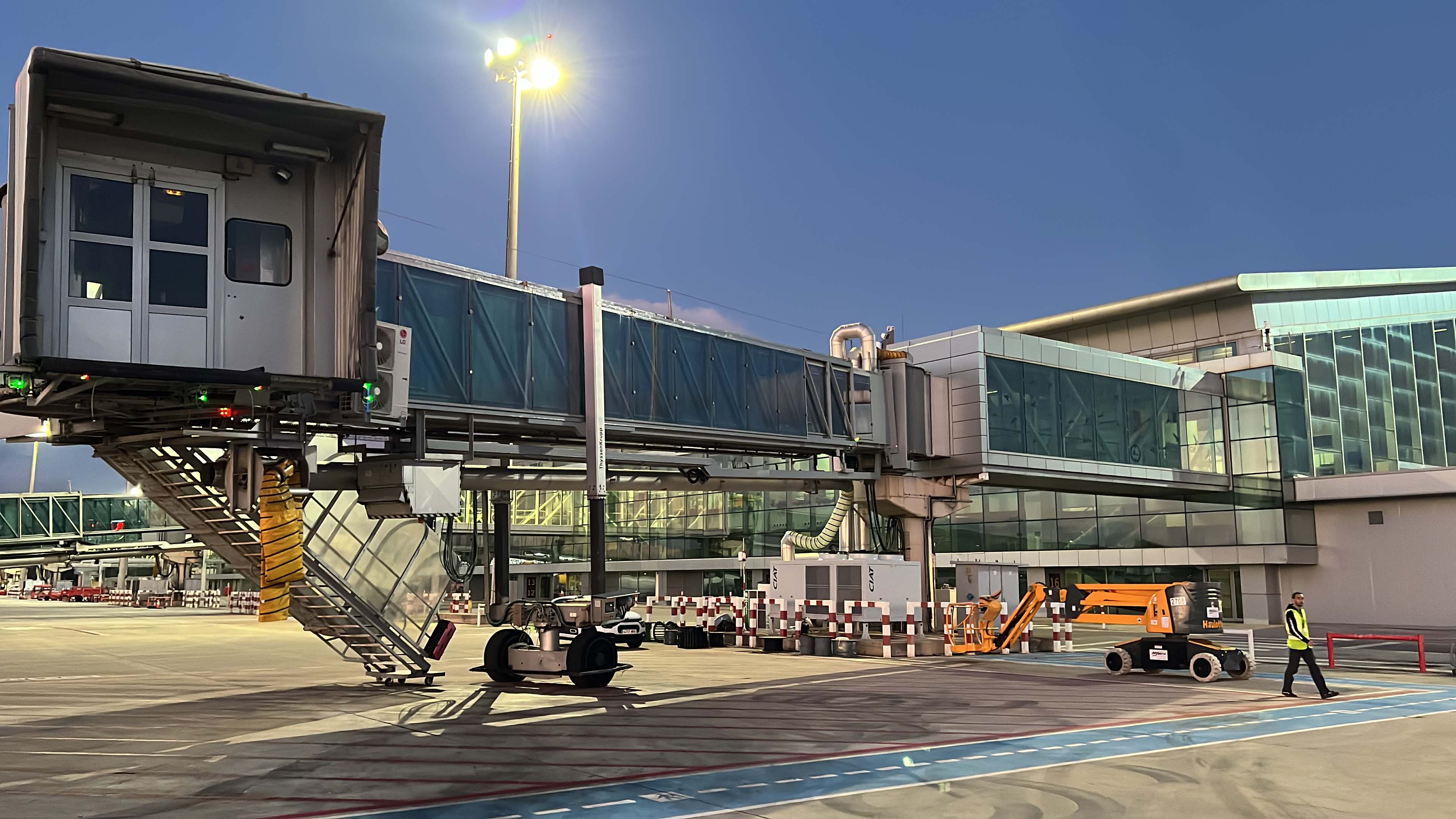 Pasarela de embarque en el aeropuerto de Menorca. EE