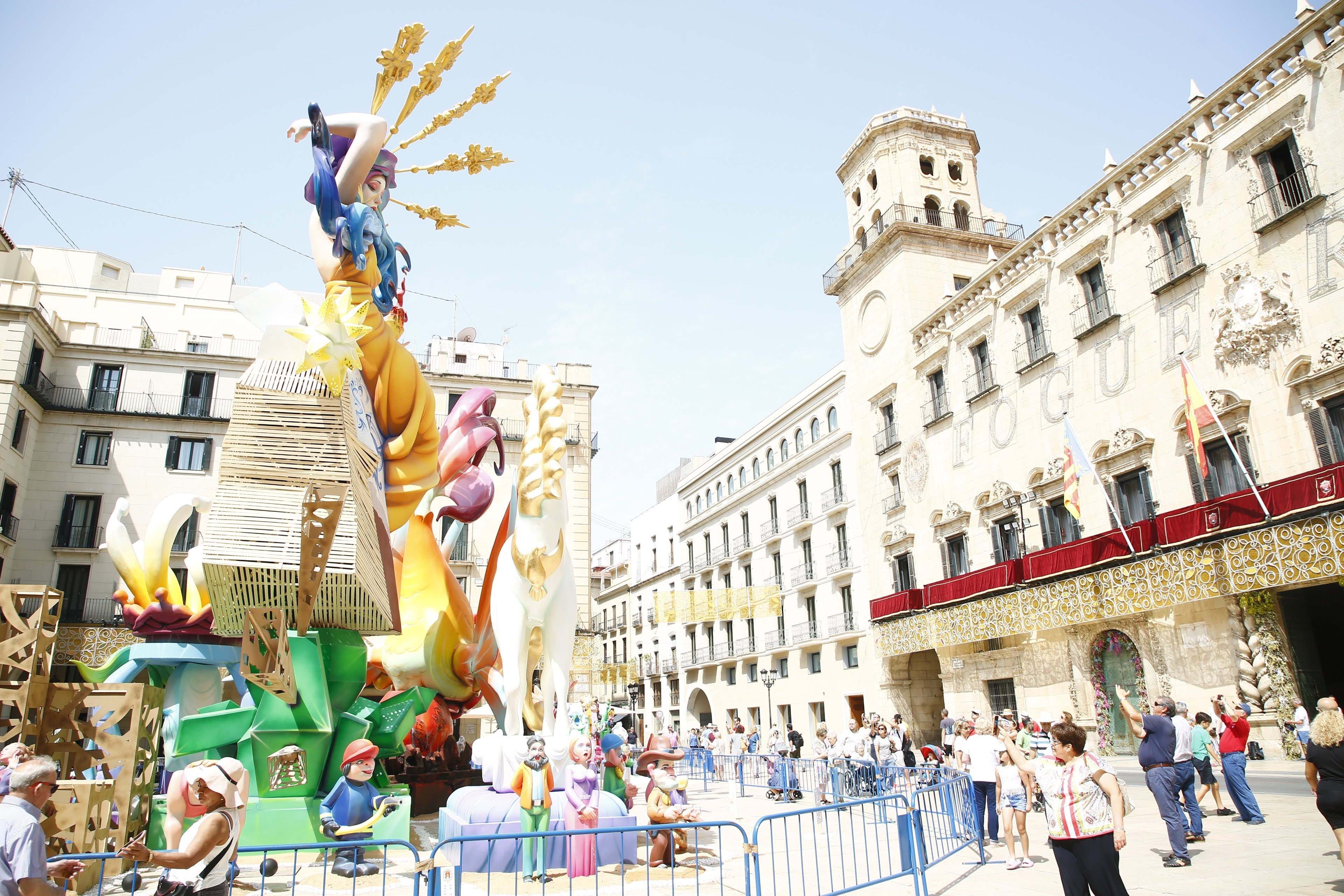 Imagen de Alicante en las Hogueras de San Juan.