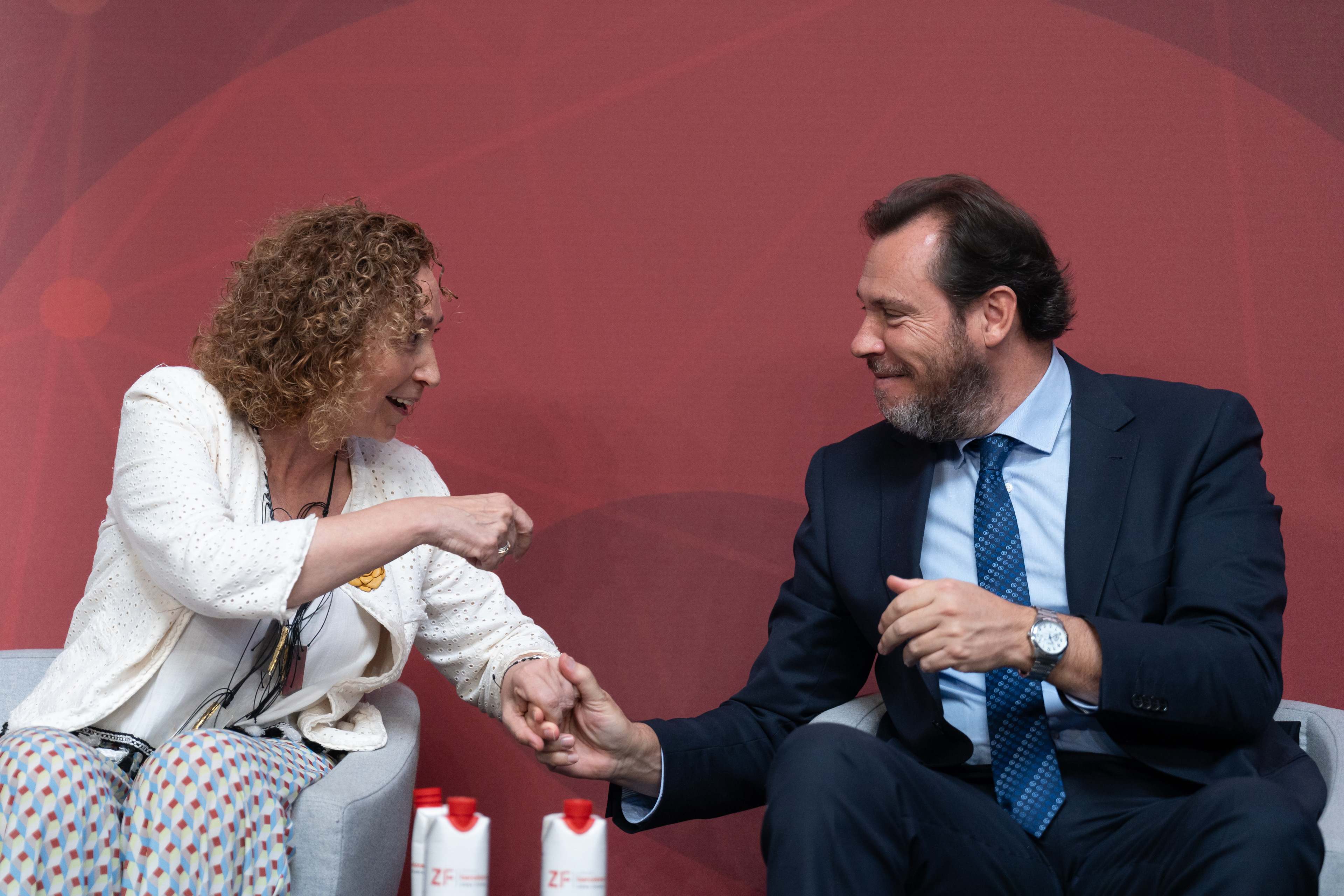 La consejera de Territorio en funciones, Ester Capella, y el ministro de Transportes, Óscar Puente, en la inauguración del SIL 2024. EE