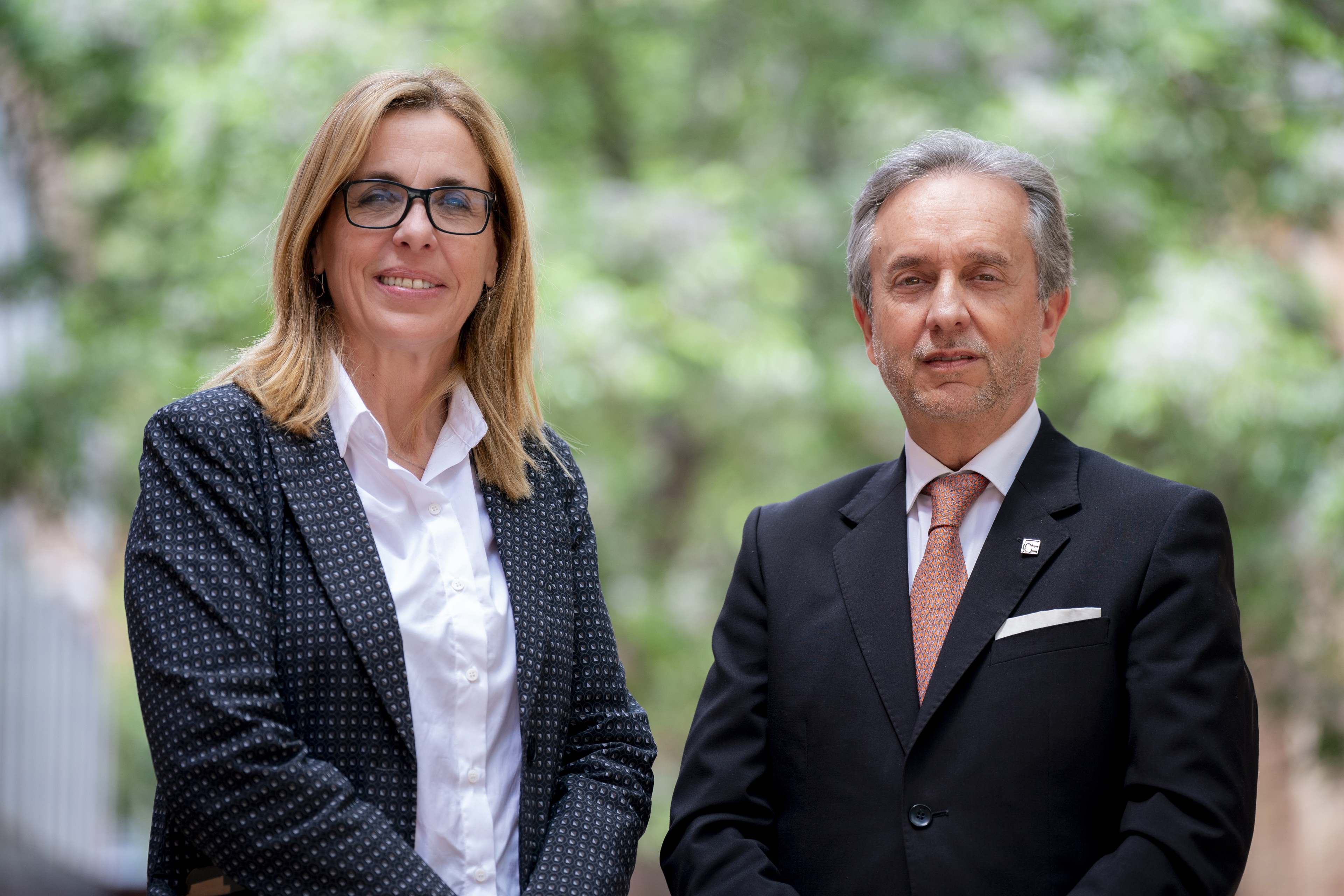 El decano del Colegio de Economistas de Cataluña, Carlos Puig de Travy, y la vicedecana, Àngels Fitó. EUROPA PRESS