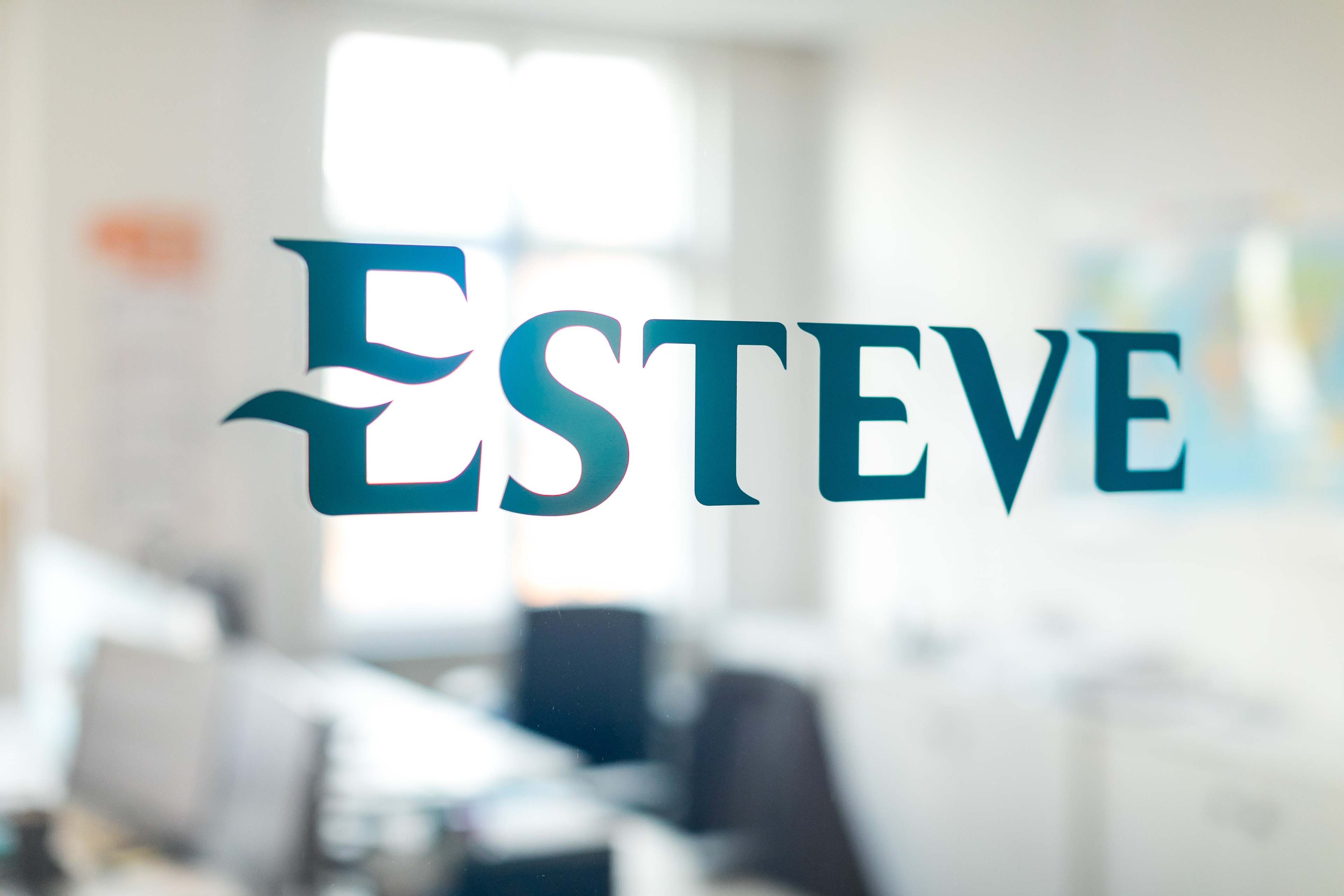 Logo de la farmacéutica Esteve. EE