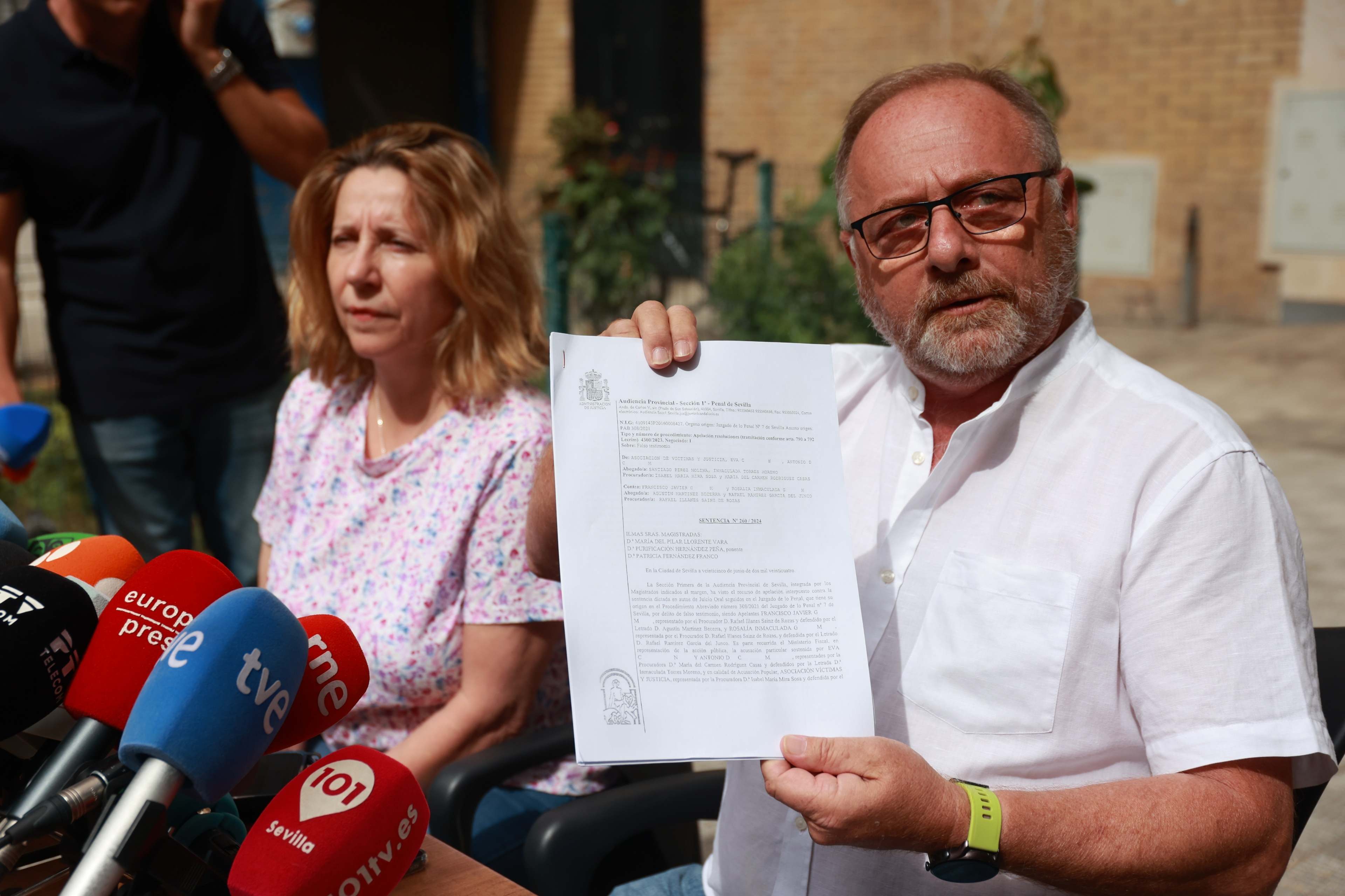 Los padres de Marta del Castillo, en rueda de prensa. 