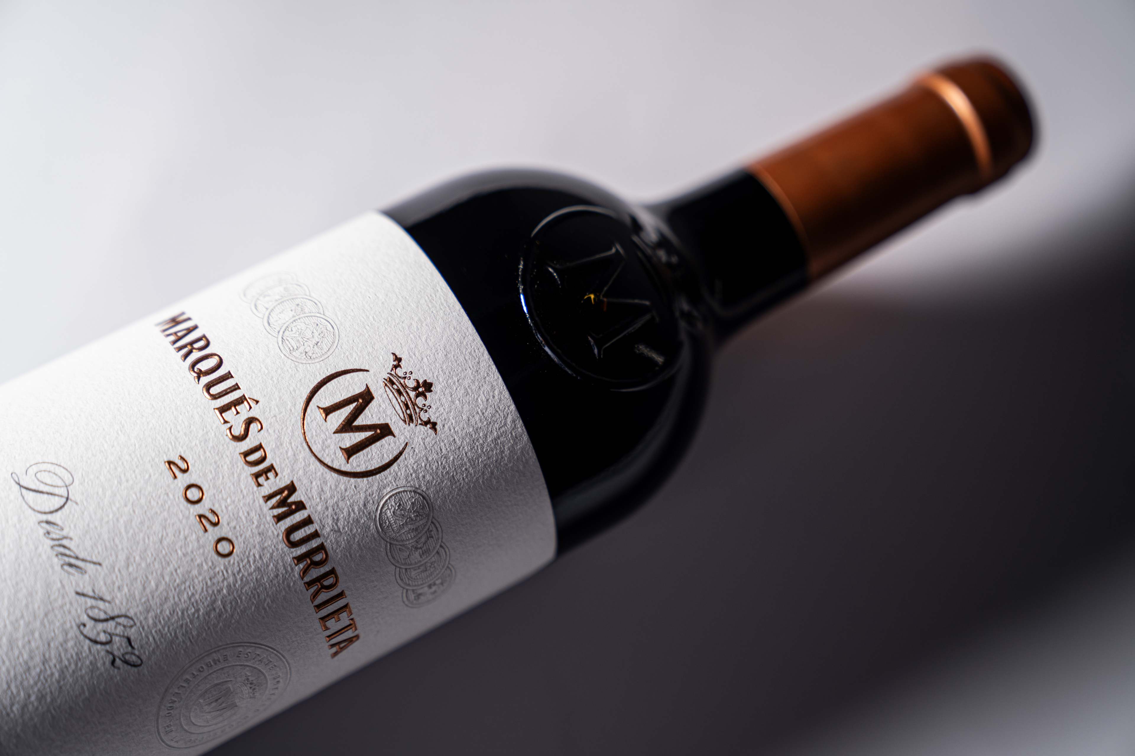 Botella de vino tinto de la bodega del Marqués de Murrieta del año 2020