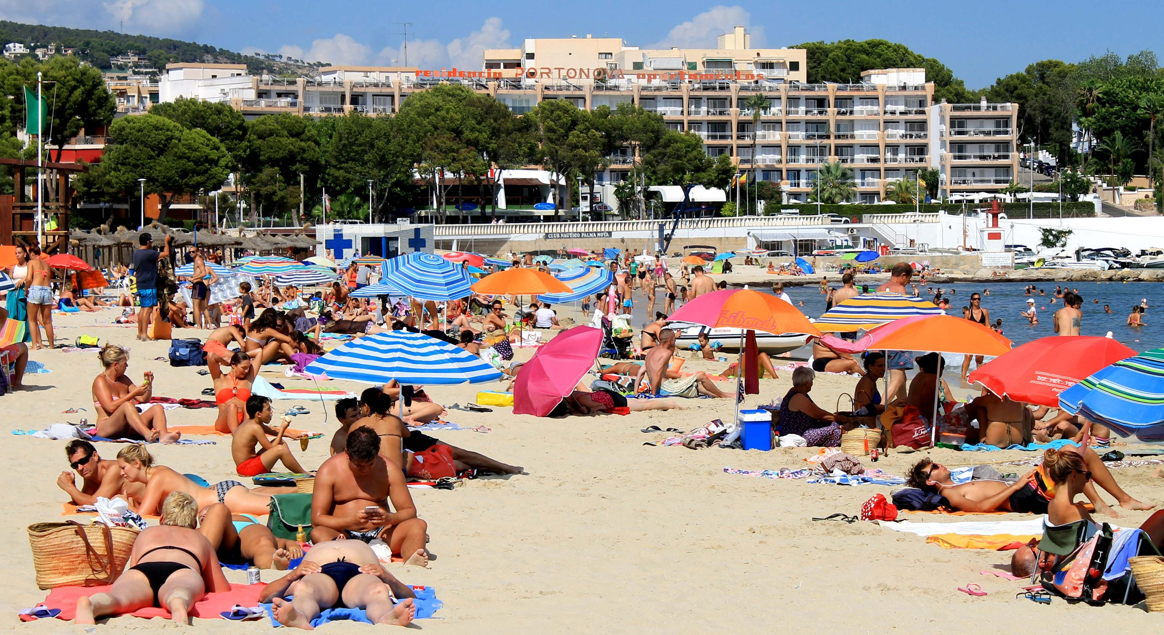 Turistas en una playa española