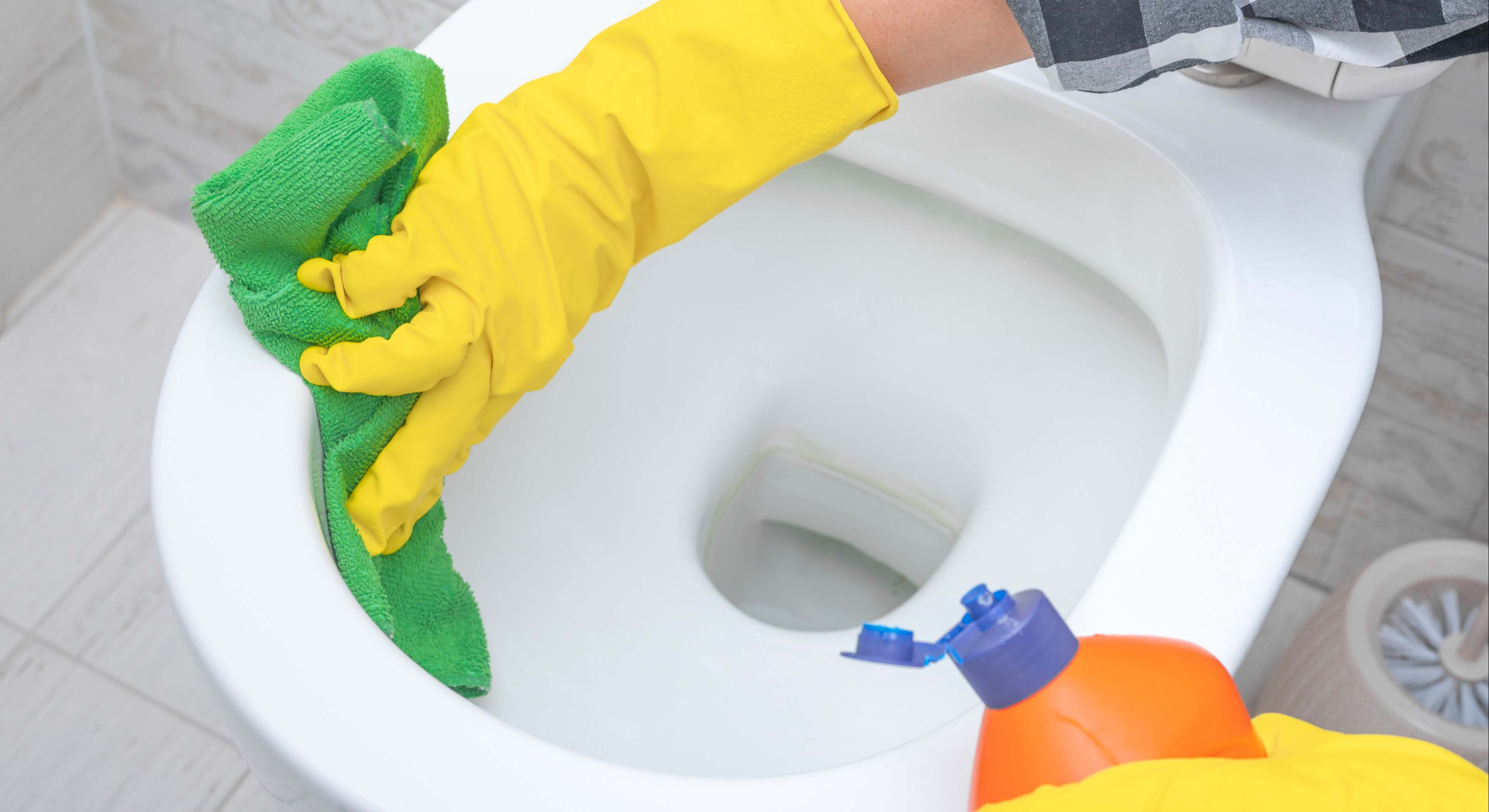 Una persona limpia el interior de un inodoro. / Foto: iStock