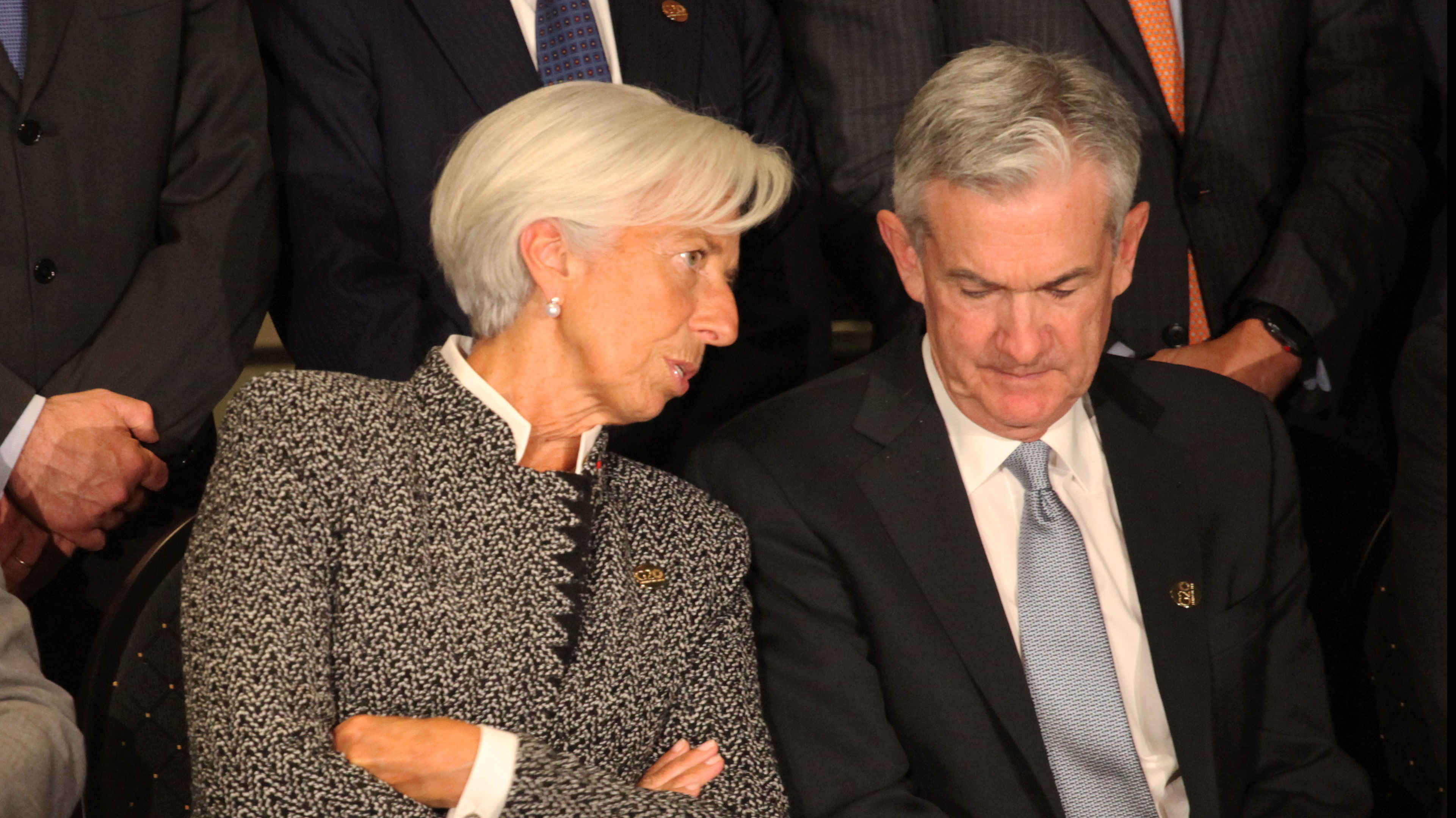 Christine Lagarde y Jerome Powell conversan sentados