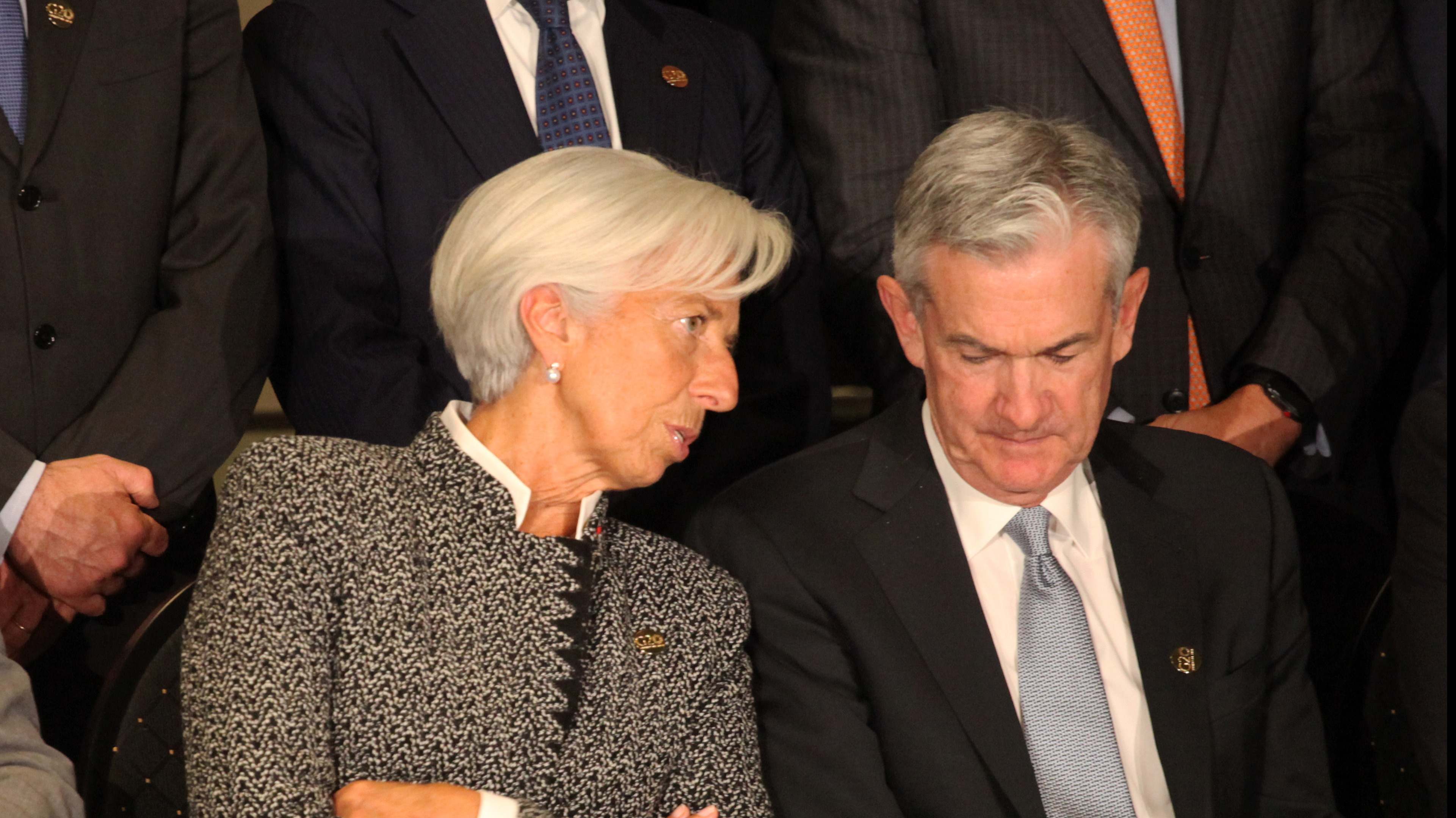 Christine Lagarde y Jerome Powell conversan sentados