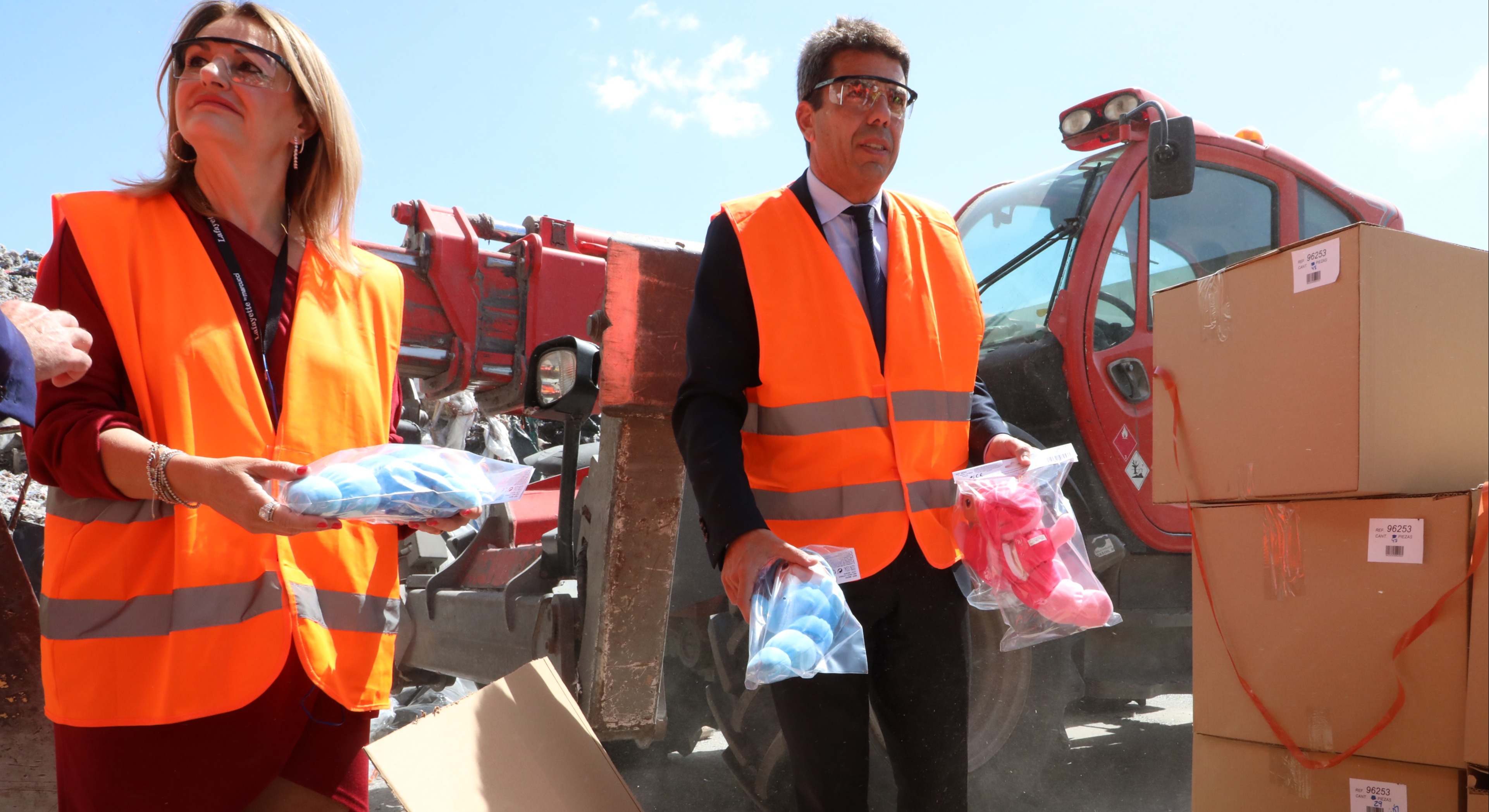La consellera Nuria Montes y el presidente valenciano Carlos Mazón, con muñecas piratas antes de ser destruidas en Ibi.