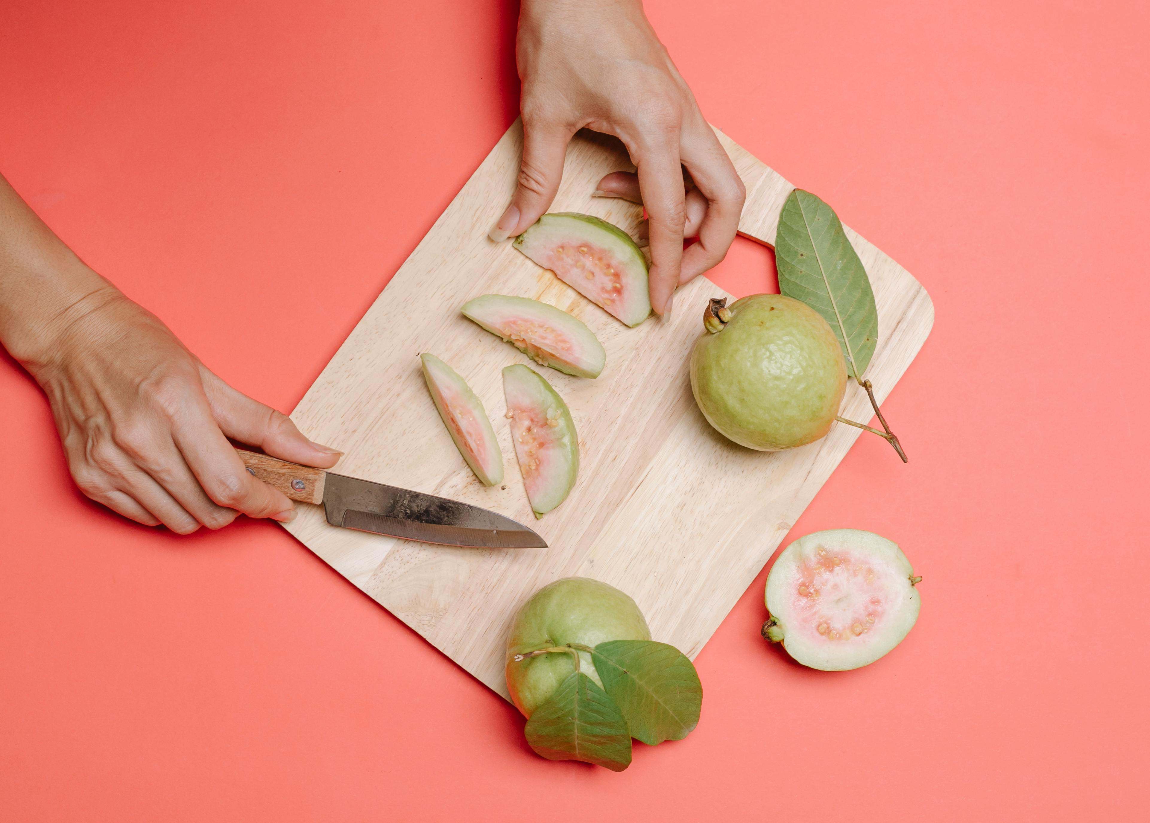 La forma más sencilla y popular de comer guayaba es fresca y natural