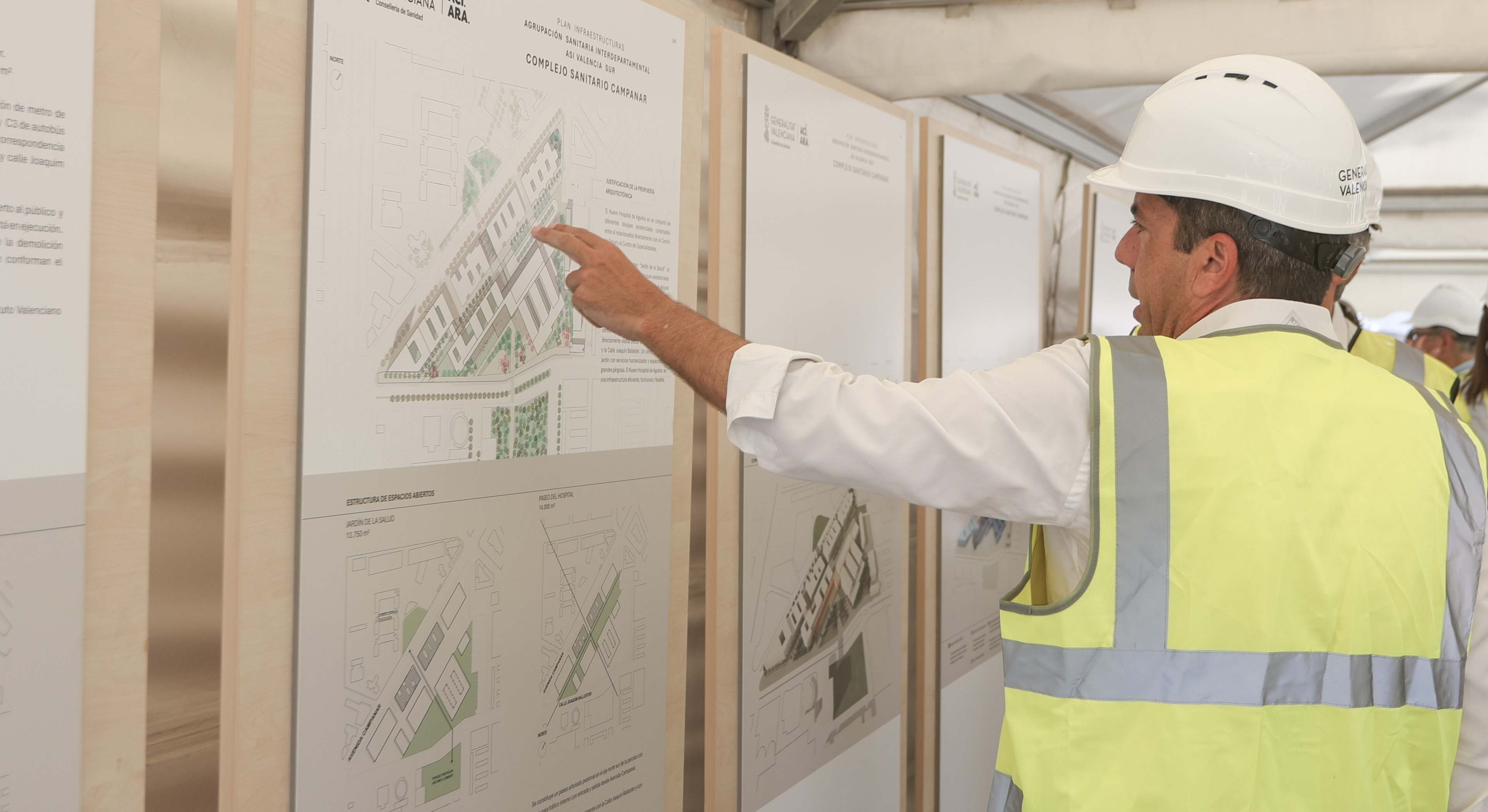 Mazón con los planos del nuevo proyecto en el solar donde se esta derribando la antigua Fe