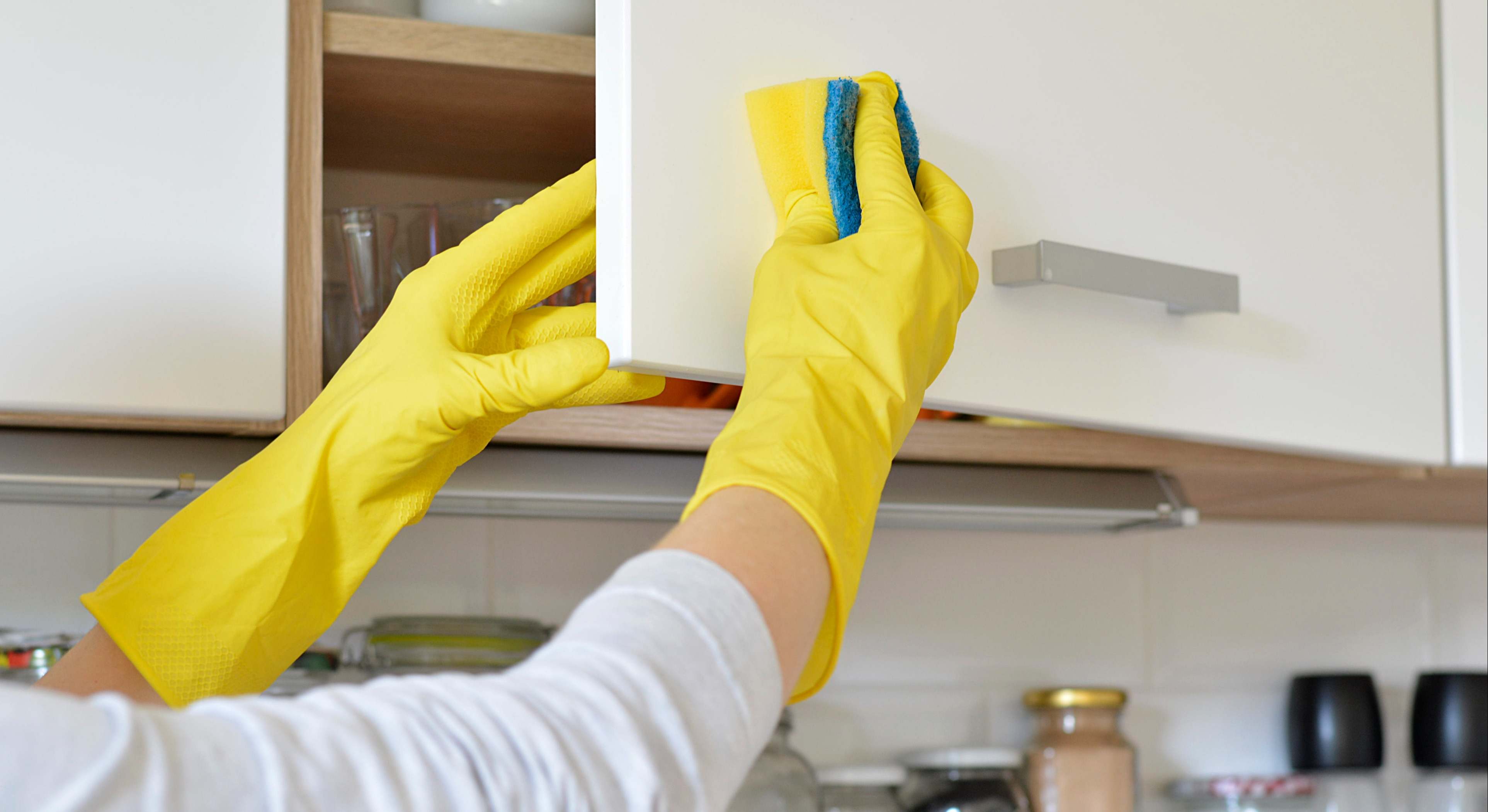 Una persona limpia los muebles de la cocina. / Foto: iStock