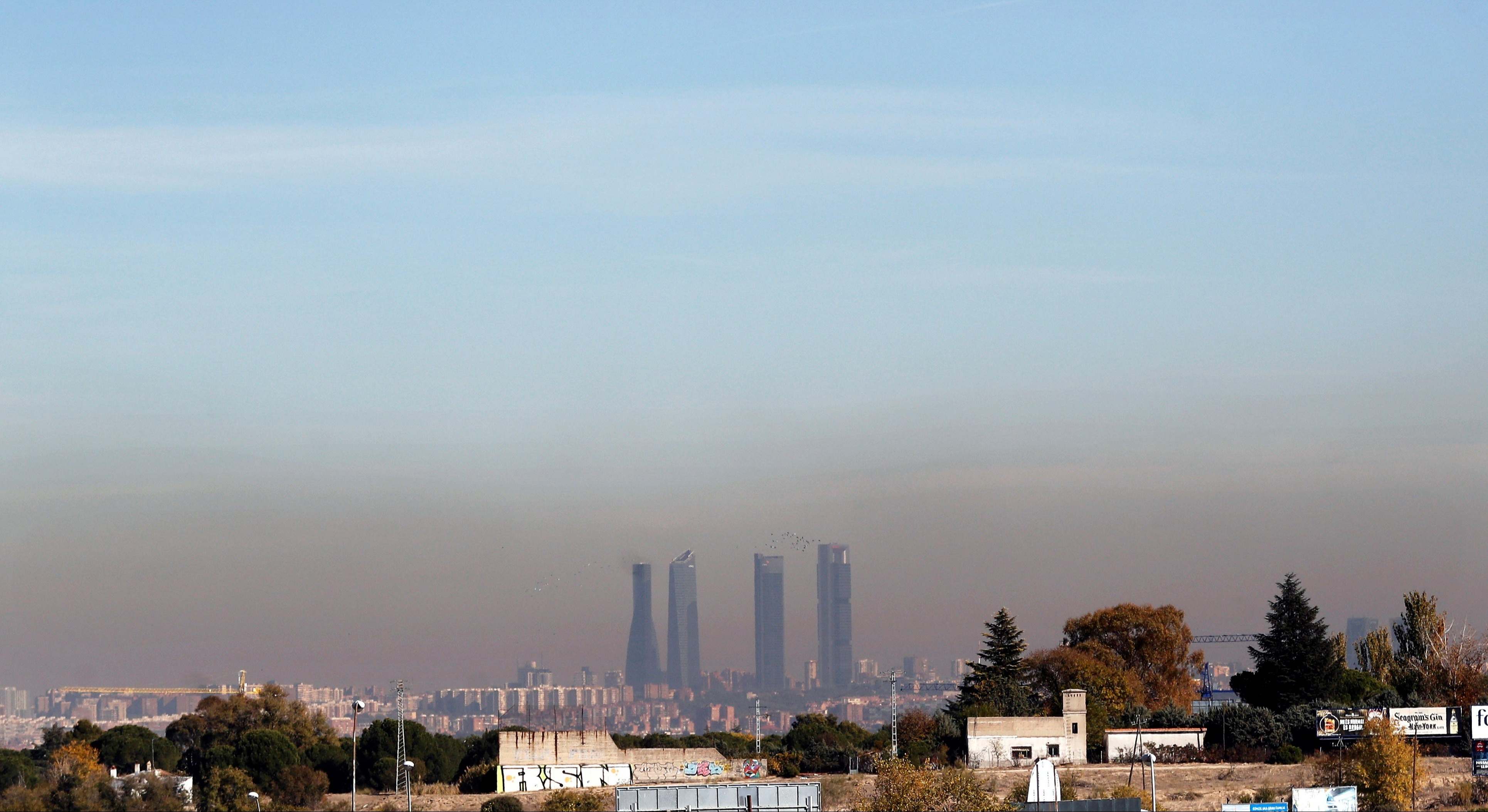 Foto de archivo de la capa de contaminación sobre Madrid