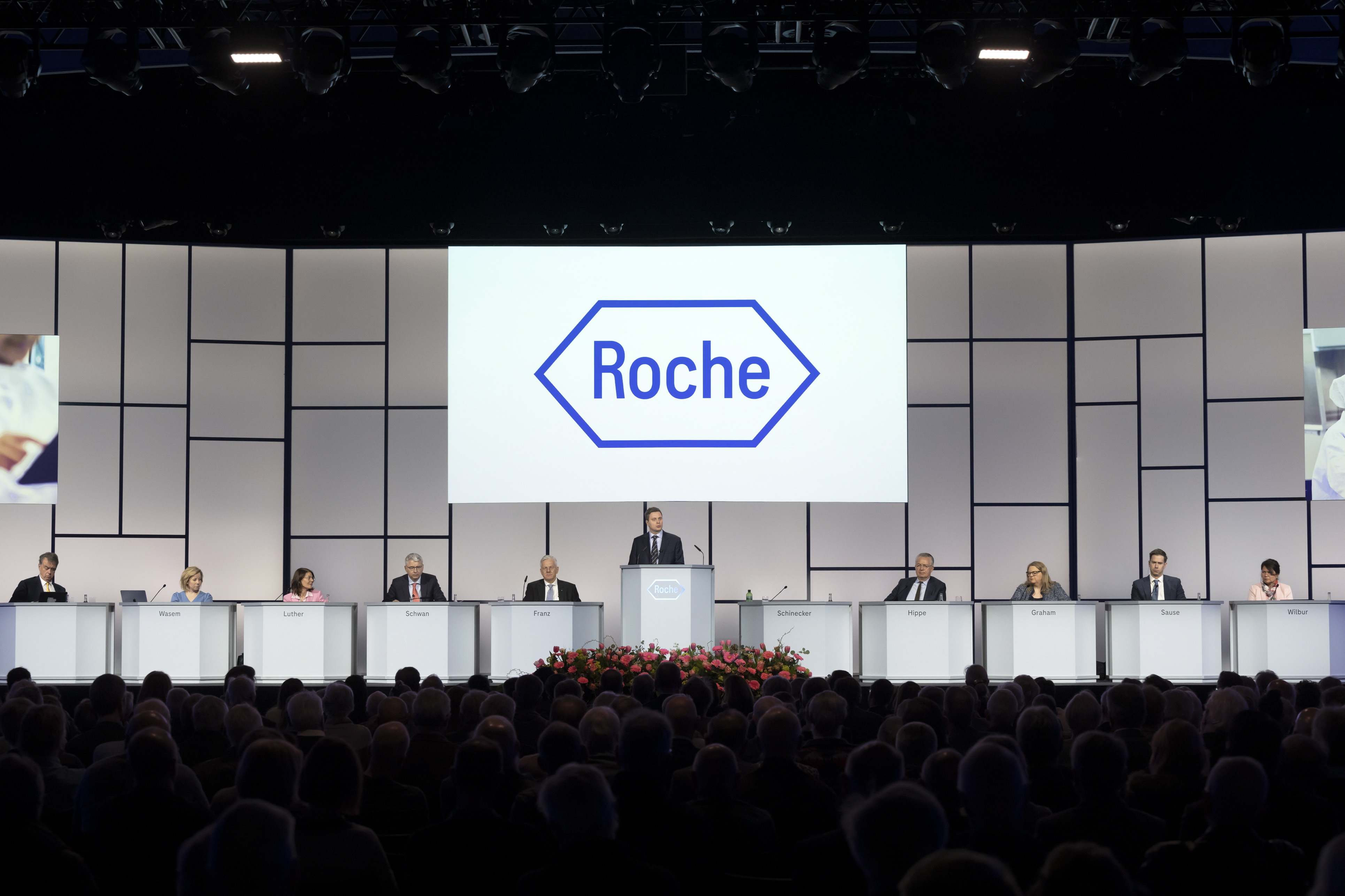Directivos de Roche durante una presentación.
