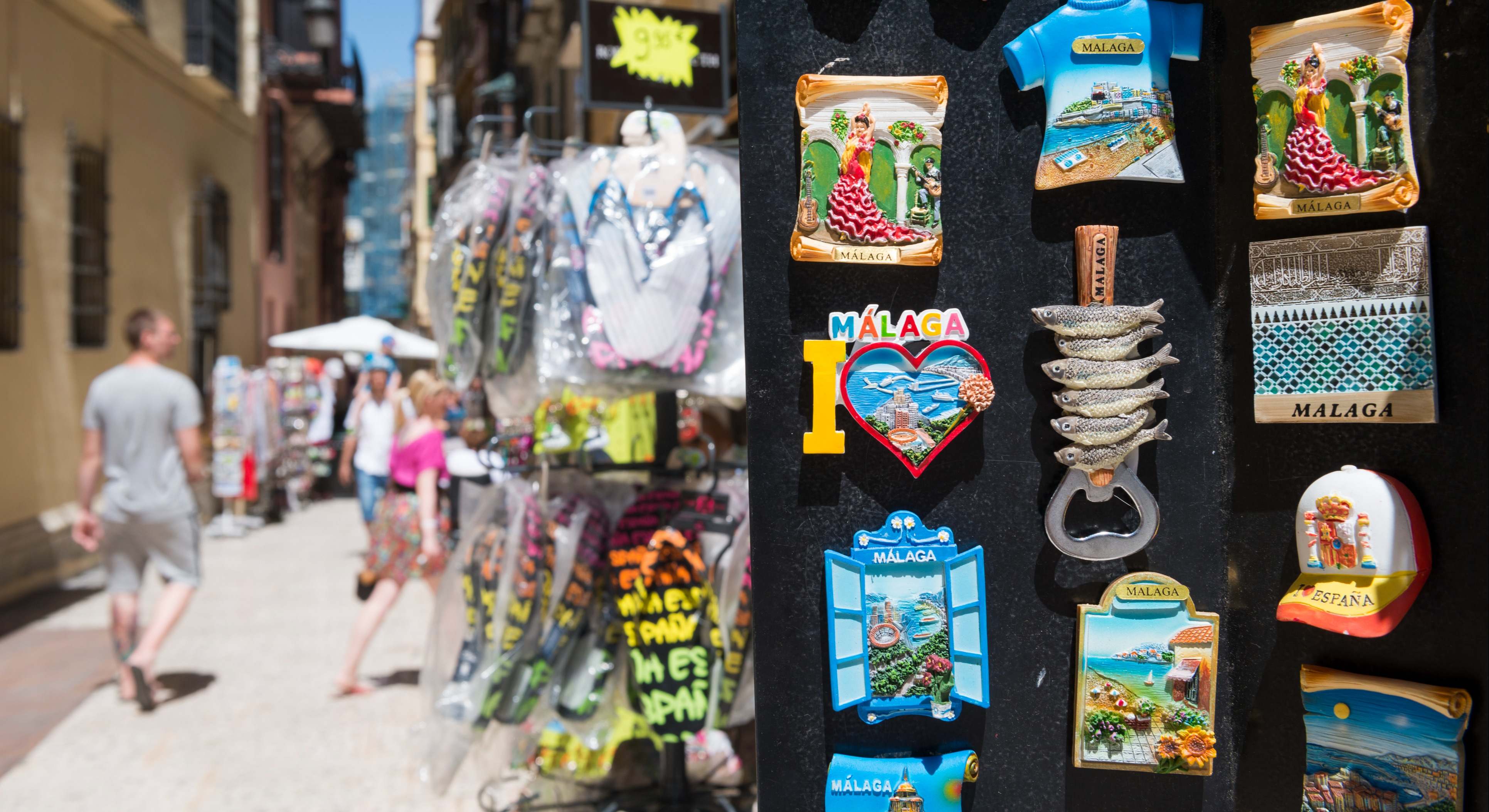 Imanes de recuerdo de Málaga en tienda para turistas. Foto: iStock