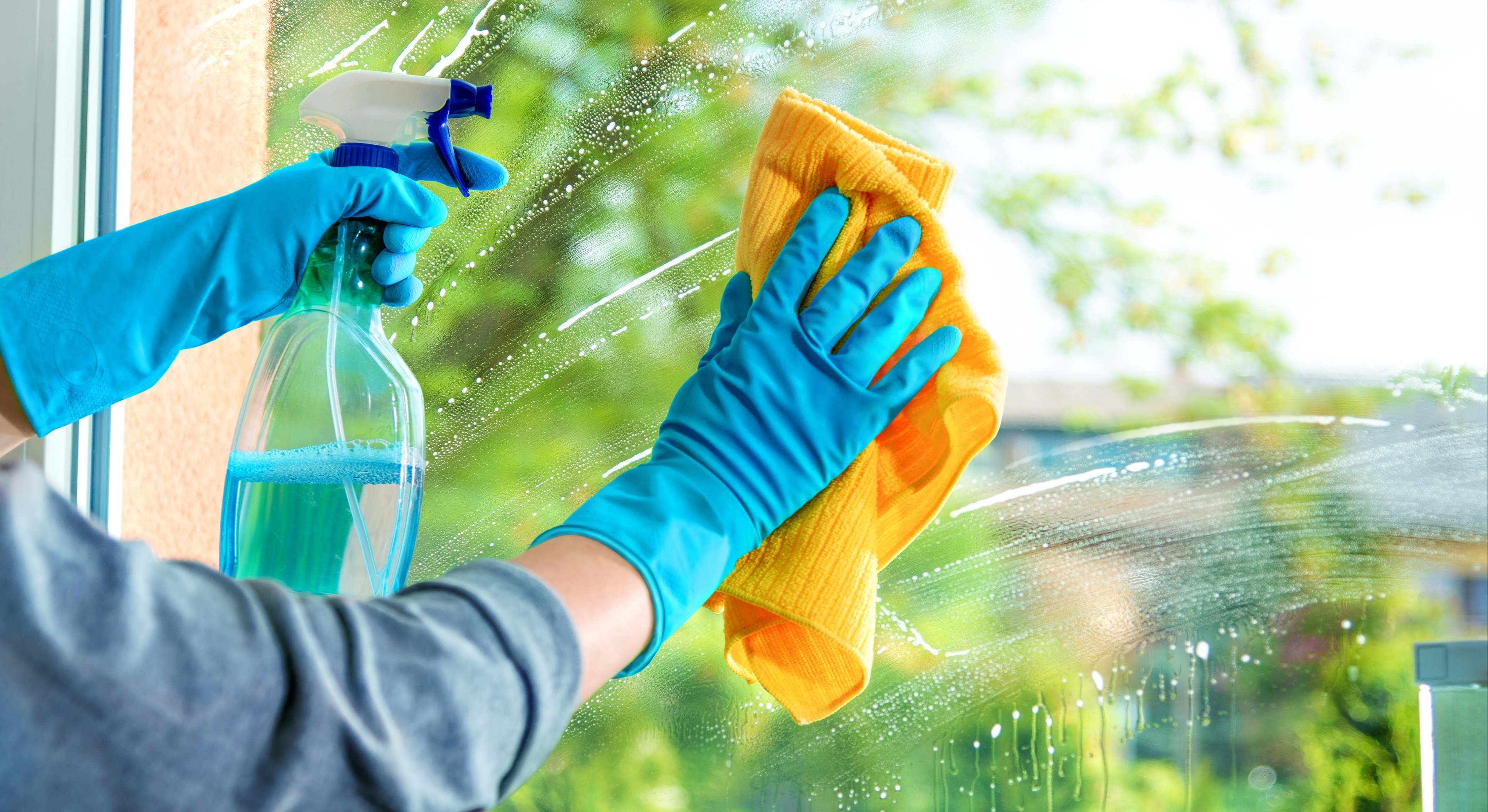 Limpieza de cristales con un producto casero. / Foto: iStock
