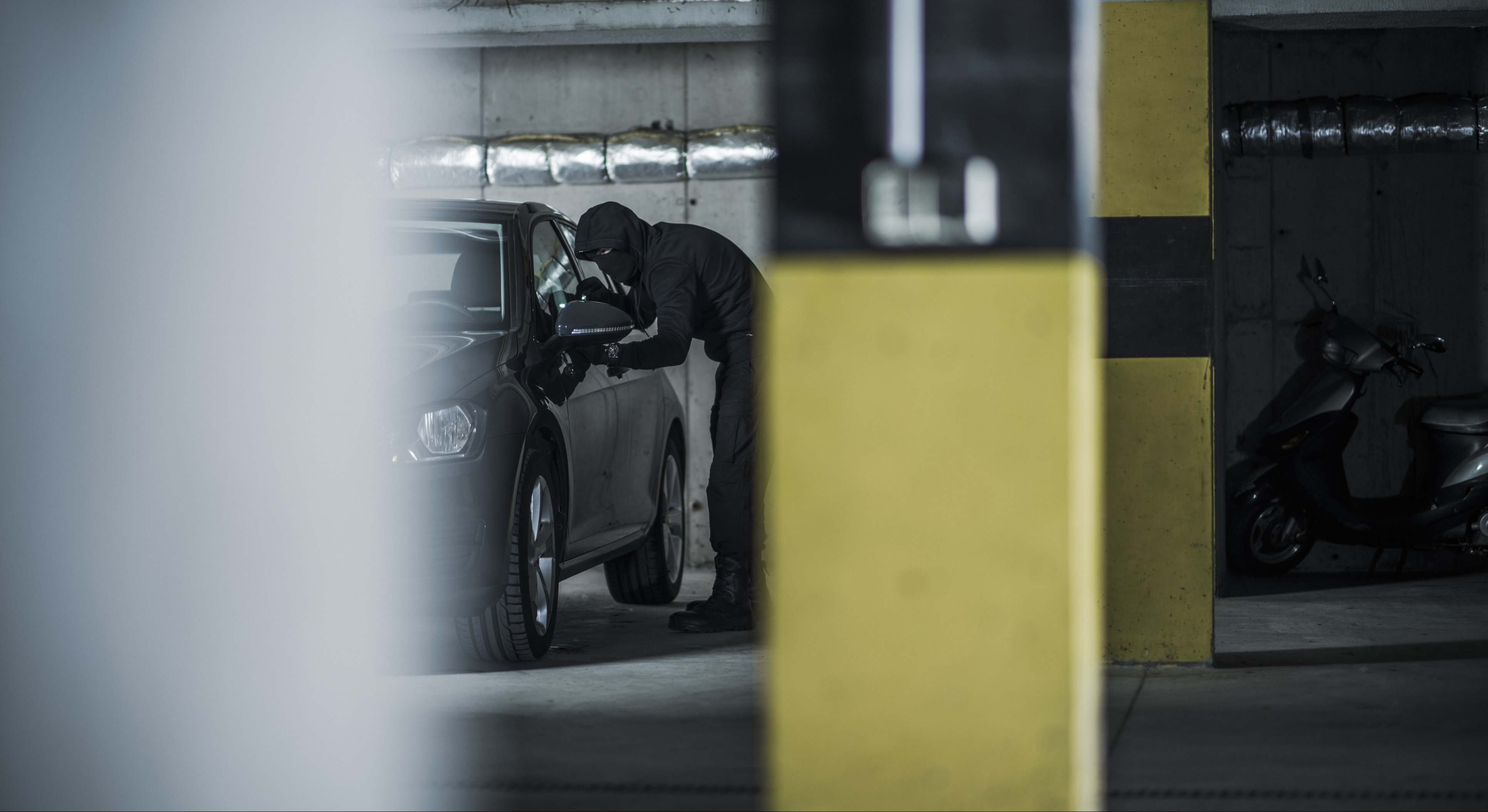 Ladrón de coches en acción