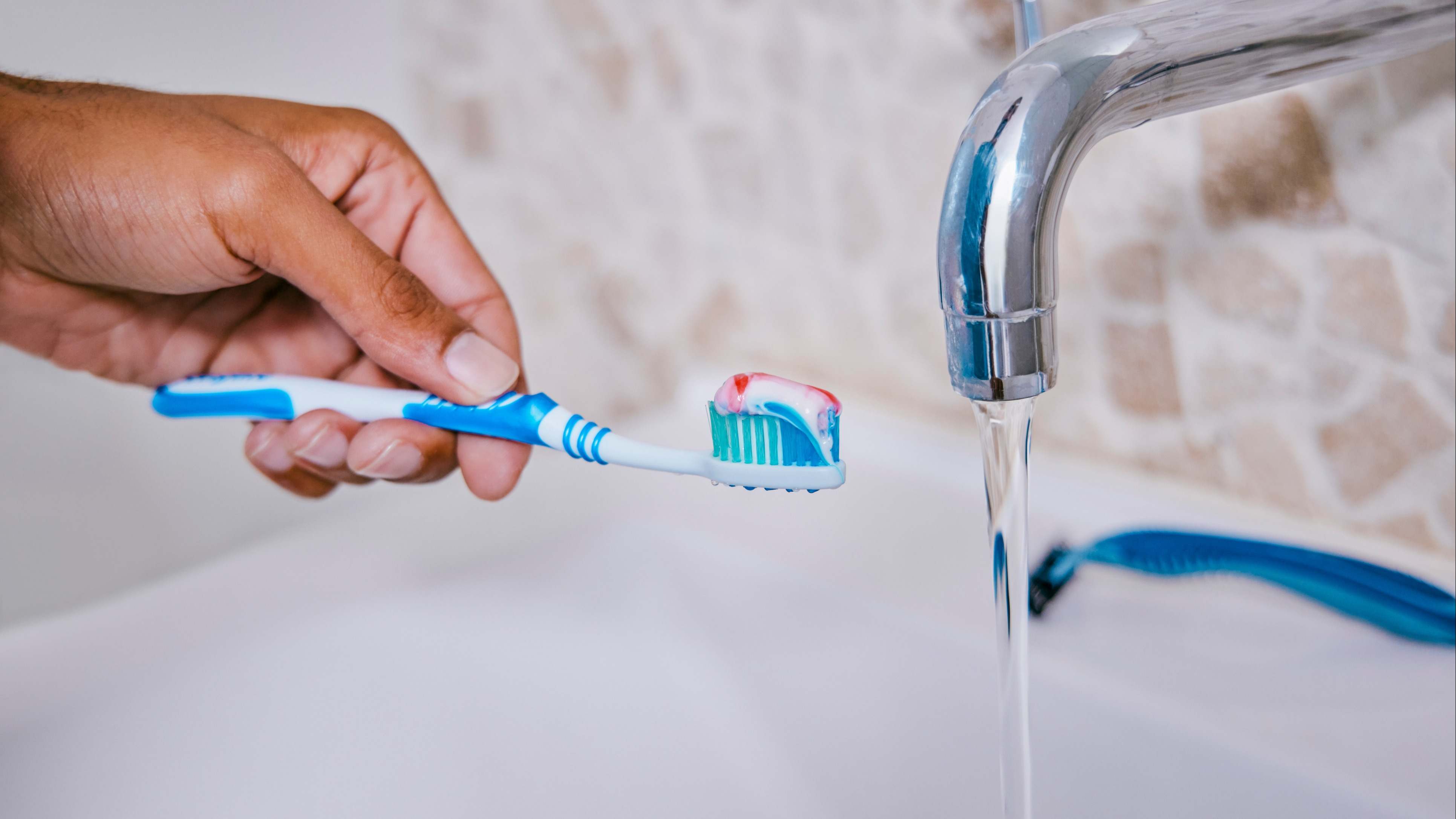 Agua corriente al lavarse los dientes. / Foto: iStock