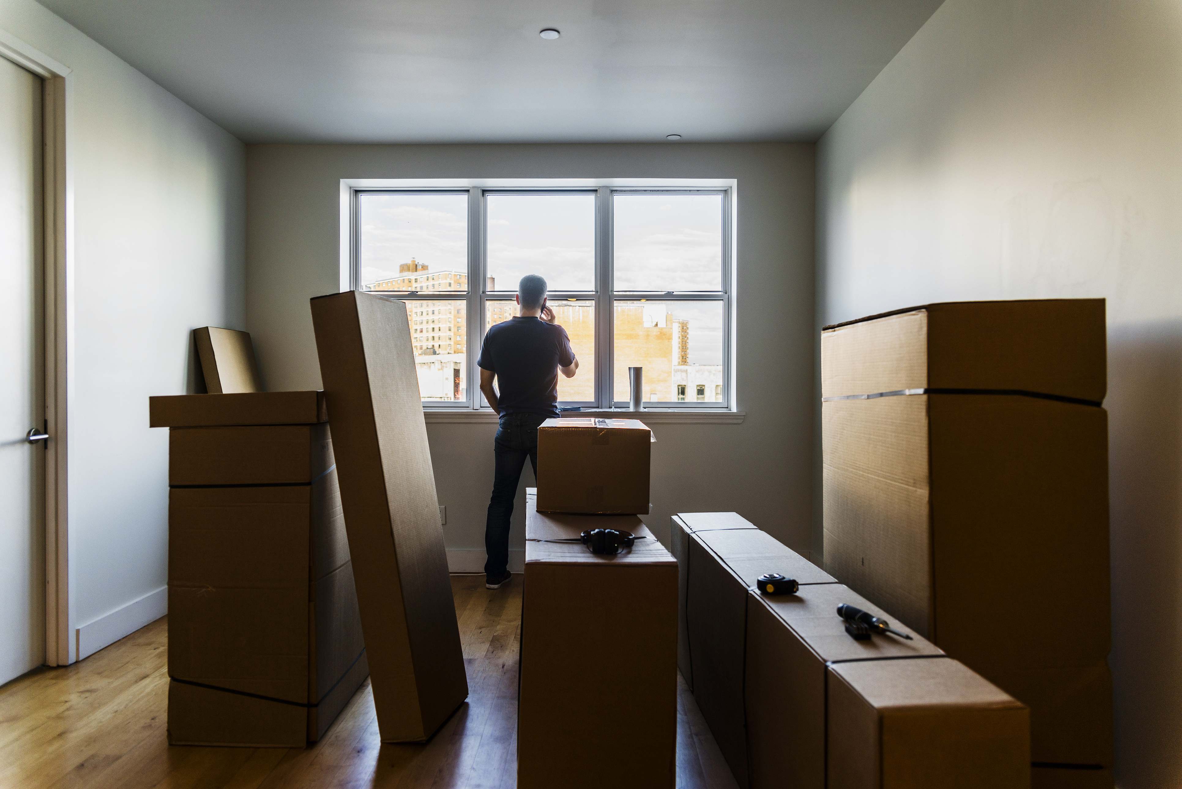 Hombre dentro de una vivienda