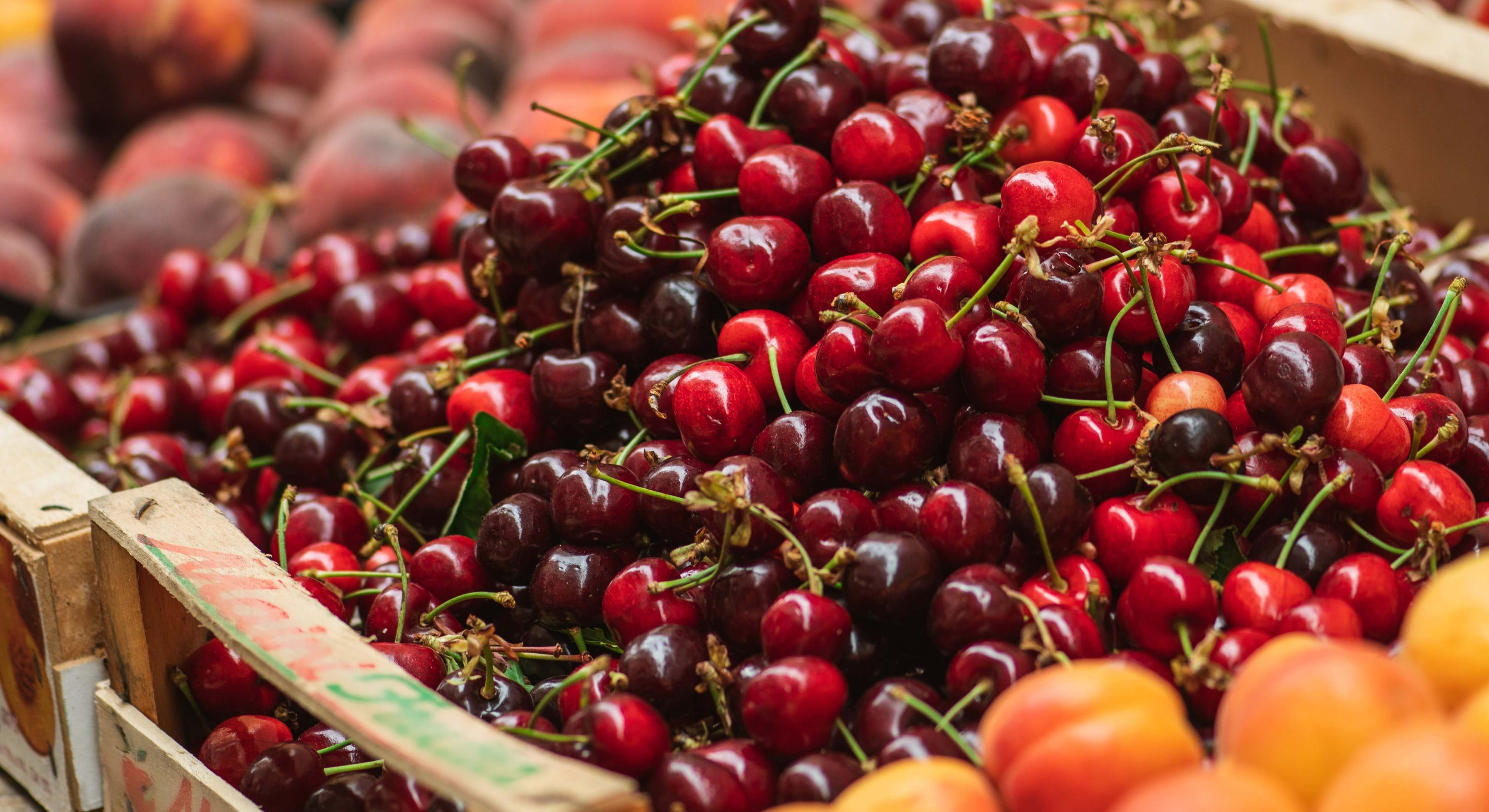 Caja de cerezas en el supermercado. / Foto: iStock