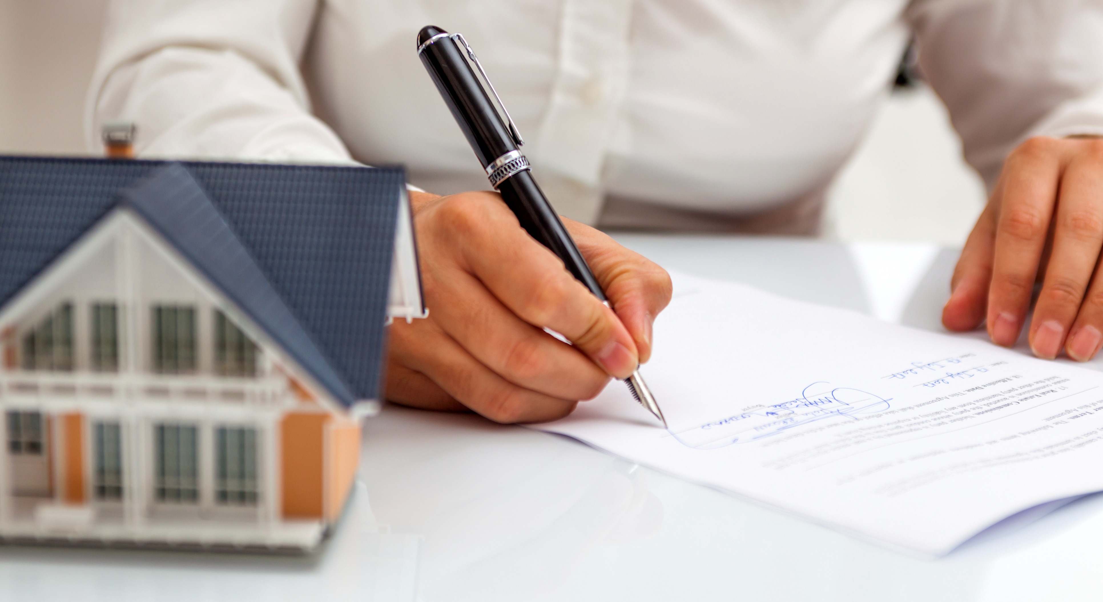 Firma de hipoteca y documentos para el seguro de hogar. / Foto: iStock