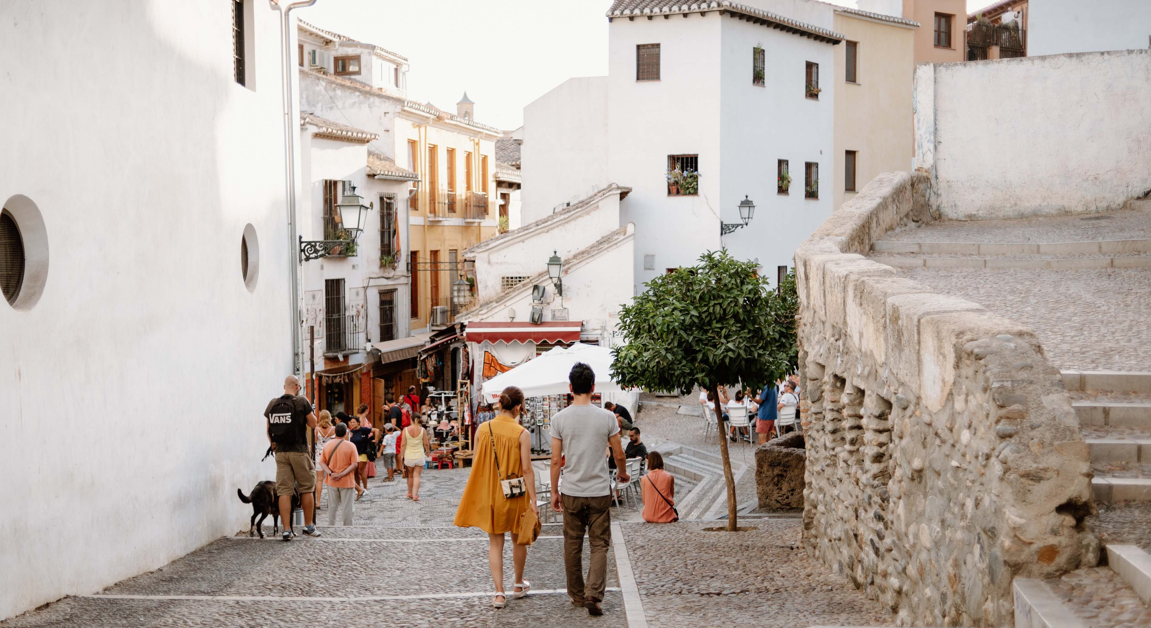 Gente paseando por Granada