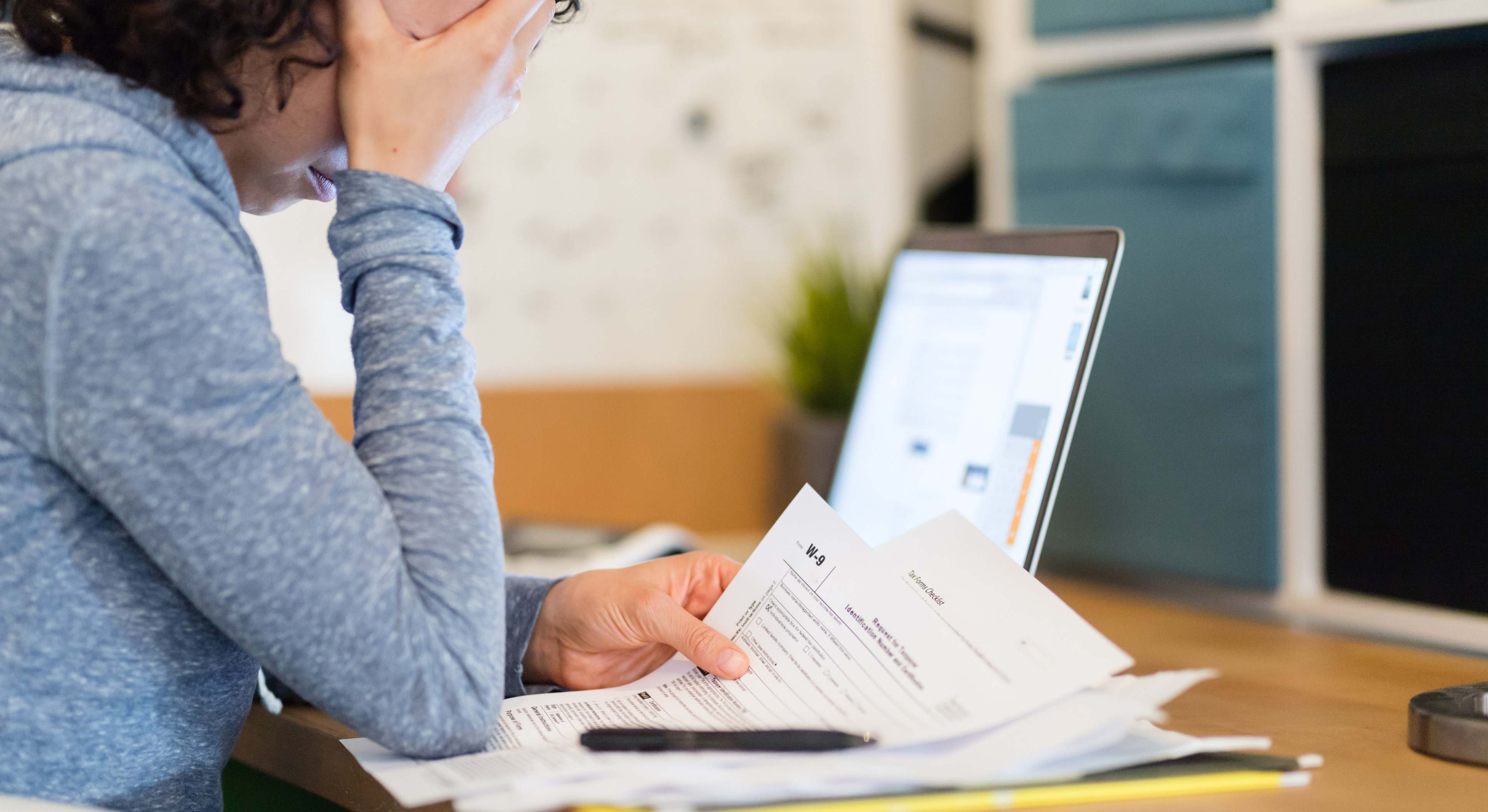 Una mujer consulta sus deudas. / Foto: iStock