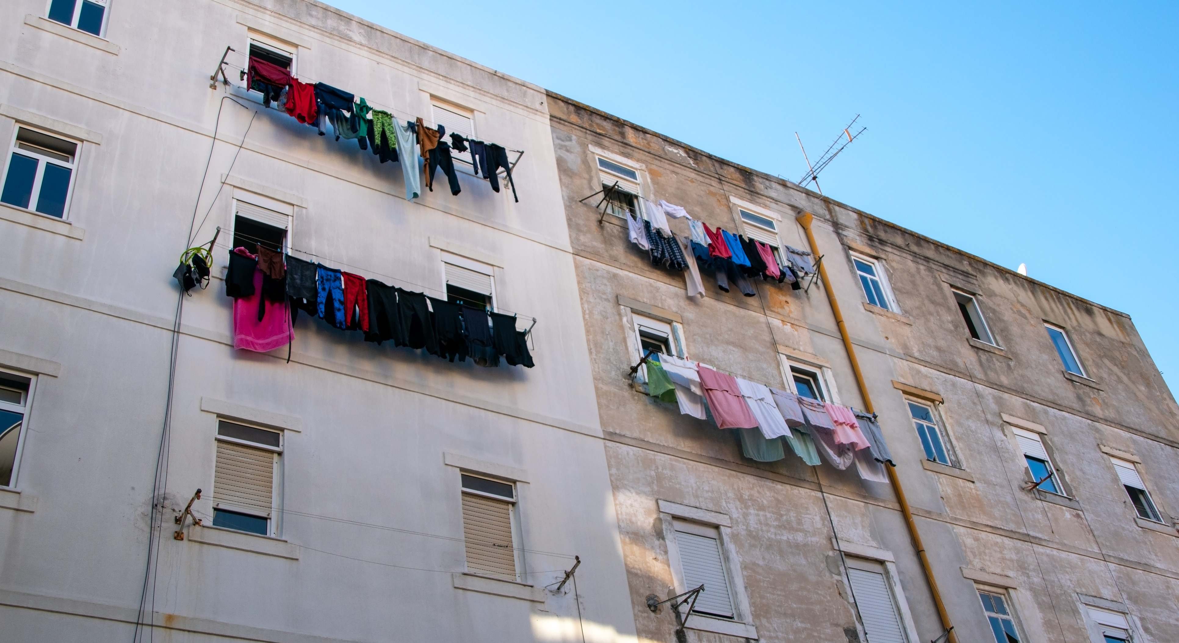 Prendas de ropas tendidas en el exterior de un edificio. / Foto: iStock